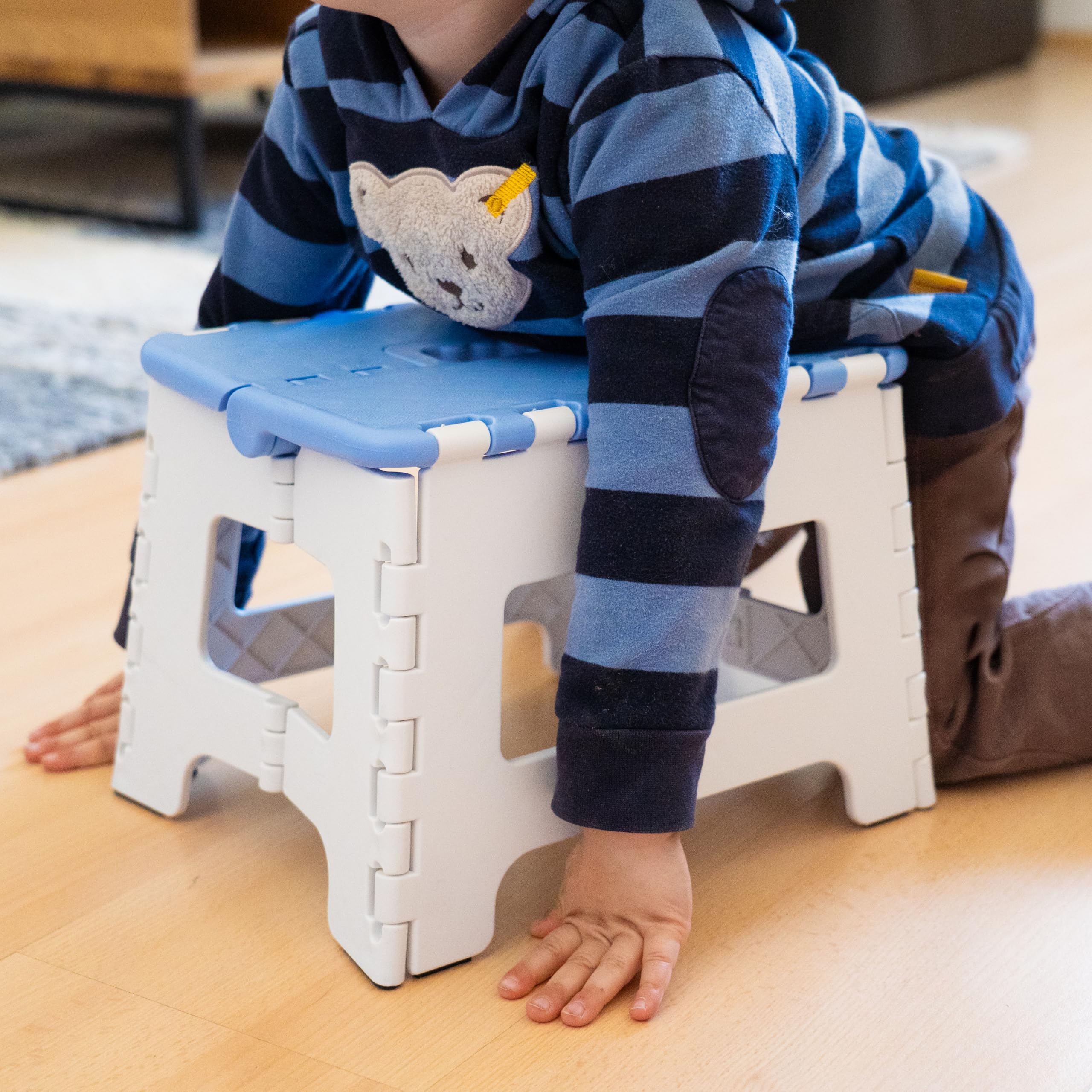 Jolly Petit Tabouret Pliant, Stable et Compact, Charge maximale : 100 kg, idéal pour Les Enfants et Les Adultes, Utilisation Polyvalente : Salle de Bain, Camping, Jardin et Voyage, Peu encombrant et