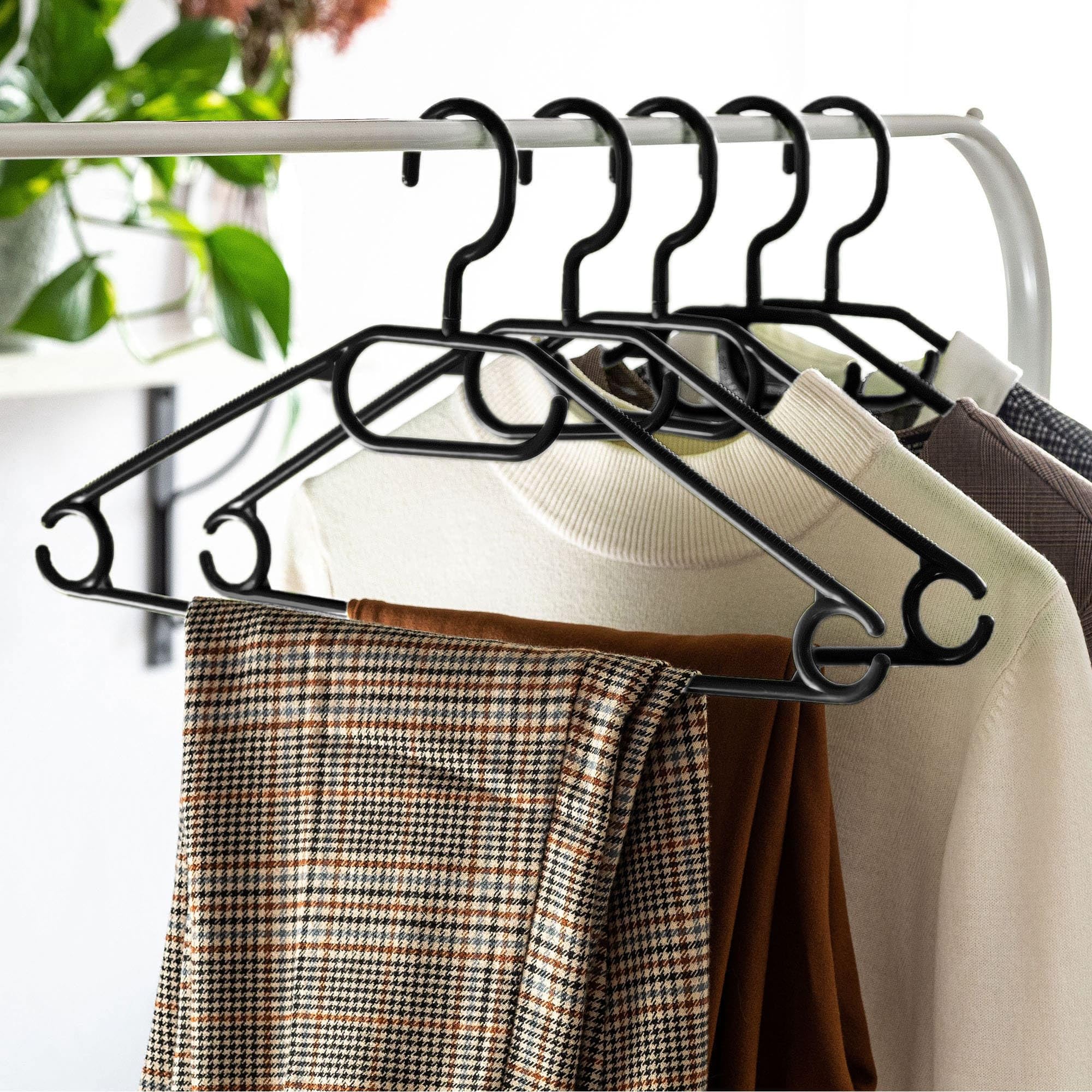 RSR Hangers Lot De 50 Cintres NA 47 En Plastique - Crochet Noir - Édition Noire - Crochet Rotatif à 360° - Cintre Pour Chemises - Cintre Pour Blouses - Cintre Pour Veste - Noir