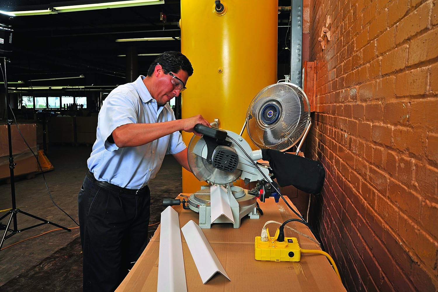 Tower Manufacturing 30434052 Auto-Reset Right Angle GFCI Cord and 4-Outlet Power Box, 6 Feet, Yellow