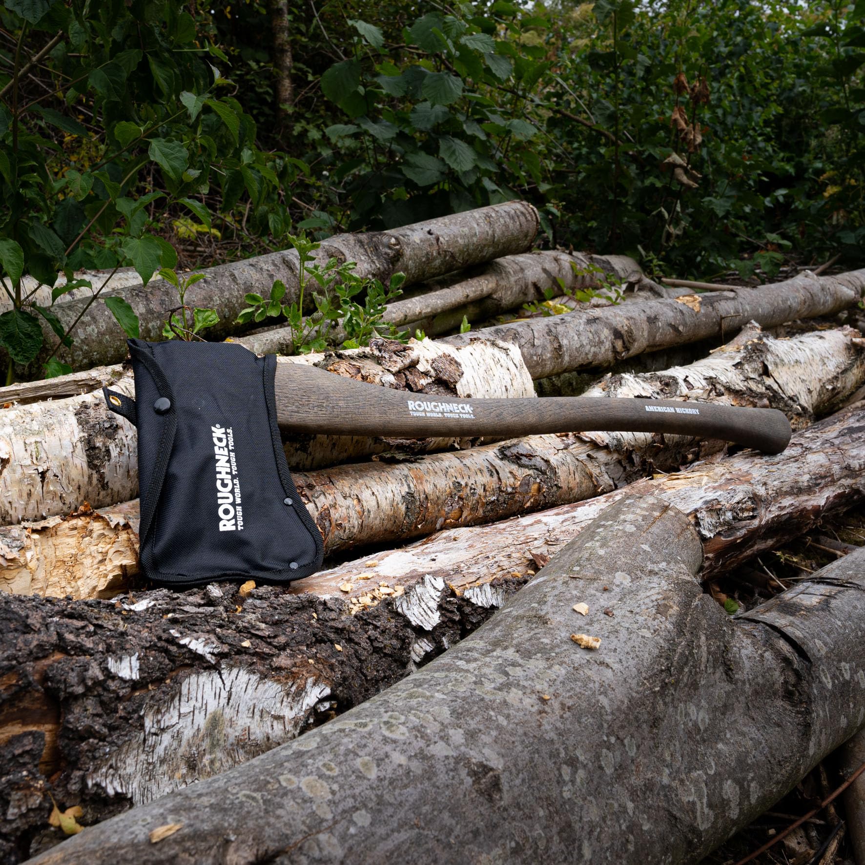 Roughneck ROU65673 Axt mit traditionellem Hickory-Stiel, gesenkgeschmiedet, wärmebehandelter Stahl mit schützender Segeltuchscheide – 1,25 kg (2¾lbs)