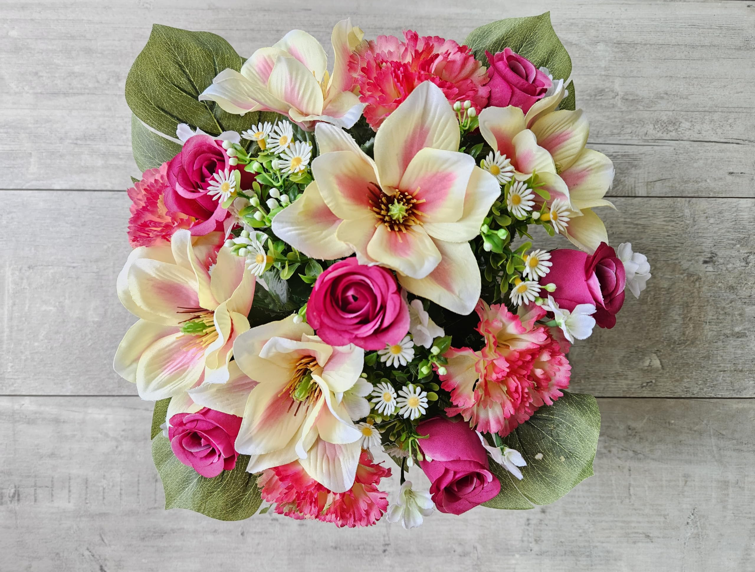 Composition de Fleurs Artificielles, Lesté Ciment pour Une Très Bonne Tenue à L' extérieur. Réalisé par Nos Soins, Fleurs de Qualité.