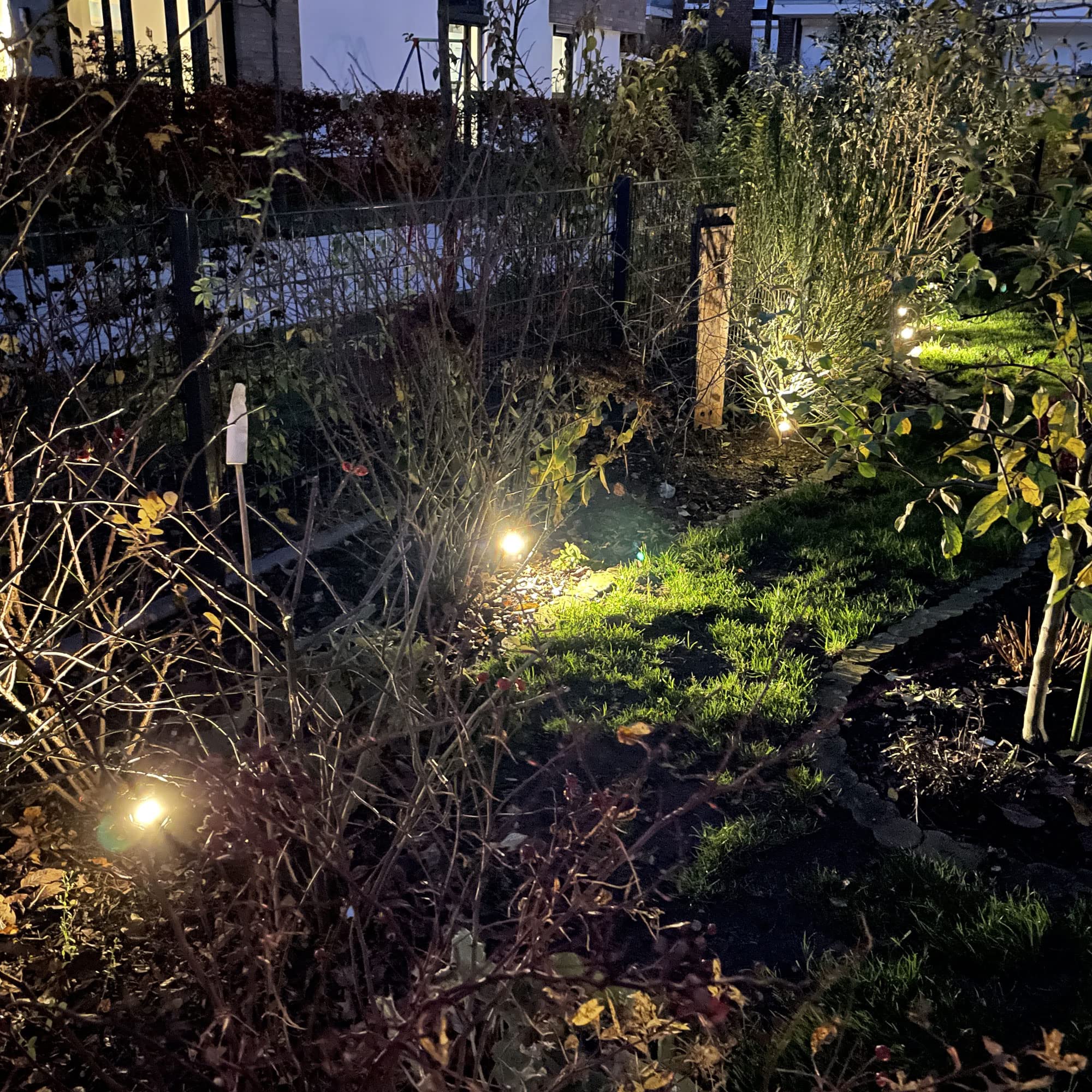 VBLED GARTUS© 3er-Set 3W Gartenleuchte Gartenstrahler Aluminium schwarz 3000K 12V AC/DC Warmweiß mit Erdspieß IP67 Wasserdicht mit Stecker für Außen Garten Rasen