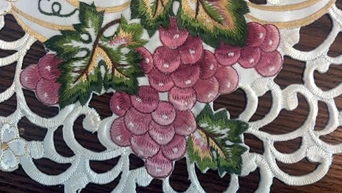 Miniatura 1 de Mantel o mantel cuadrado bordado con uvas rojas y moradas sobre material marfil, tamaño 34 pulgadas