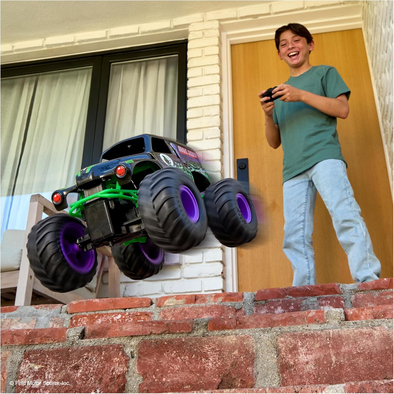 Monster Jam - Smash 'n Bash Grave Digger, Remote Control Monster Truck That Deforms in Crash and Repairs at The Touch of a Button, 2.4GHz Control, Ages 4+