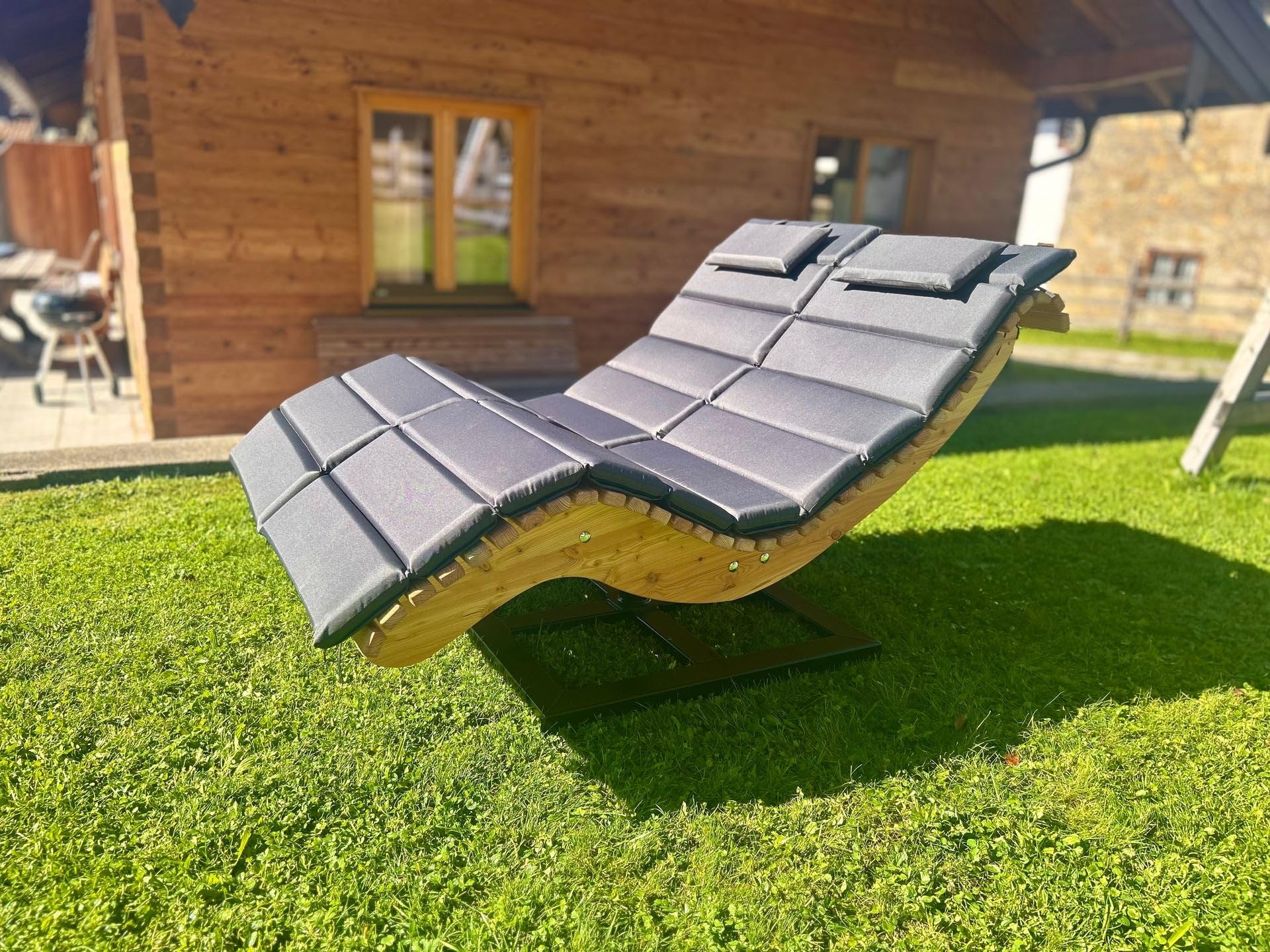 Gartenliege mit Metallgestell - Drehbare Doppelliege Sonnenliege aus Lärchenholz Für 2 Personen 1400mm Extra Breit, Mit Auflagen Geschwungene Wellenholzliege Für Optimalen Komfort