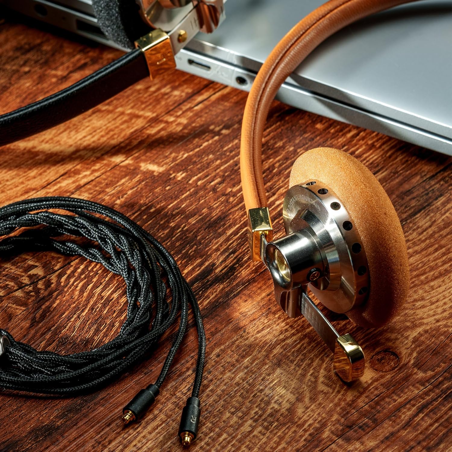 DISTANT MOUNTAIN Toyama Distant Mountain Wired On-Ear Headphones, Portable, Semi-Open, Semi-Open Type, Retro Vintage Design, Headphones, Headset (Brown)