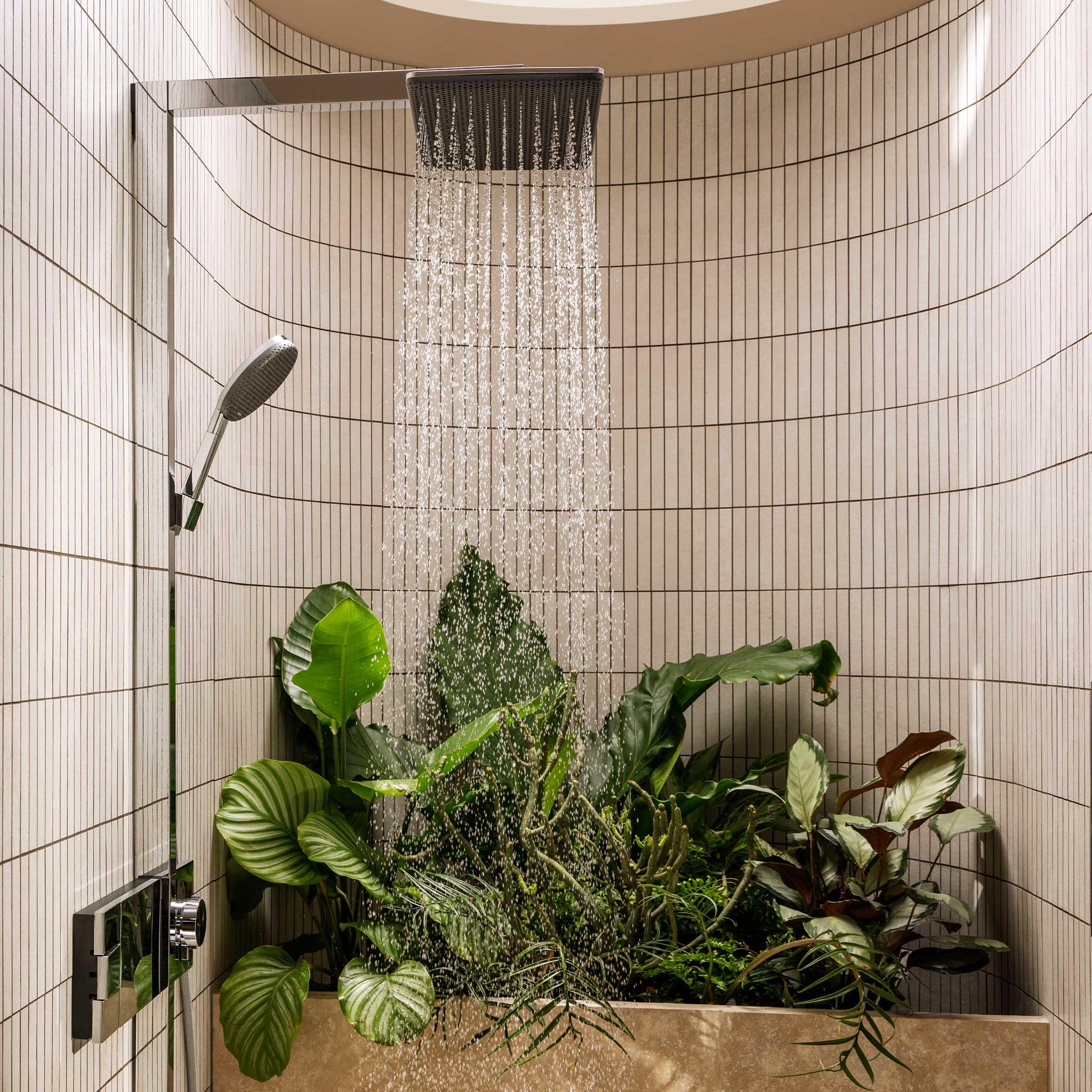 hansgrohe Raindance Alive Q - Duschsystem mit Thermostat, Regendusche (340 x 210 mm) mit Armatur, Handbrause, Schlauch, Brausestange und Kopfbrause (2 Strahlarten), Chrom, 24590000