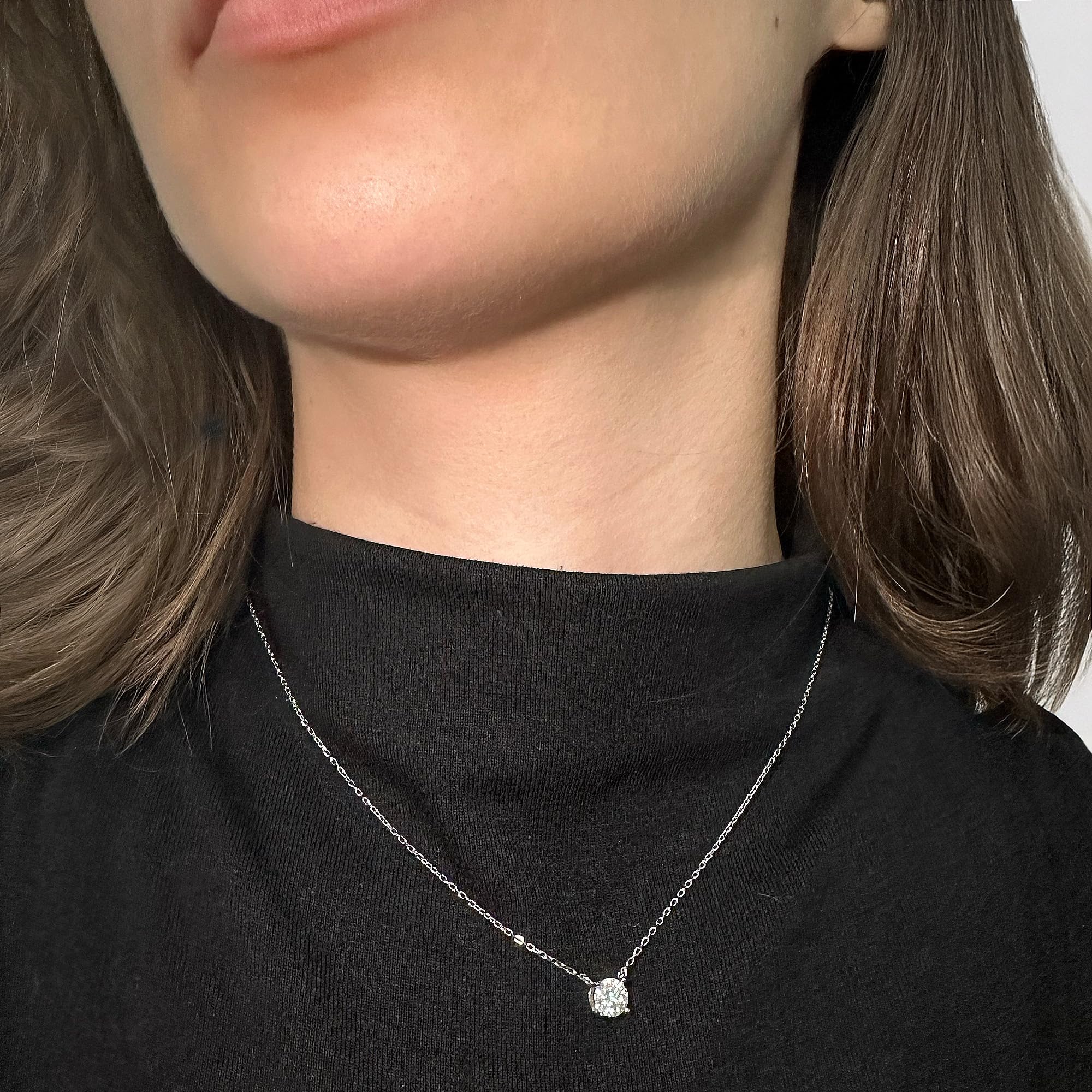 Joyería con brillante, minimalista y elegante con Moissanita certificada GRA. Plata de ley bañada en oro y rodio Calidad certificada Sostenible