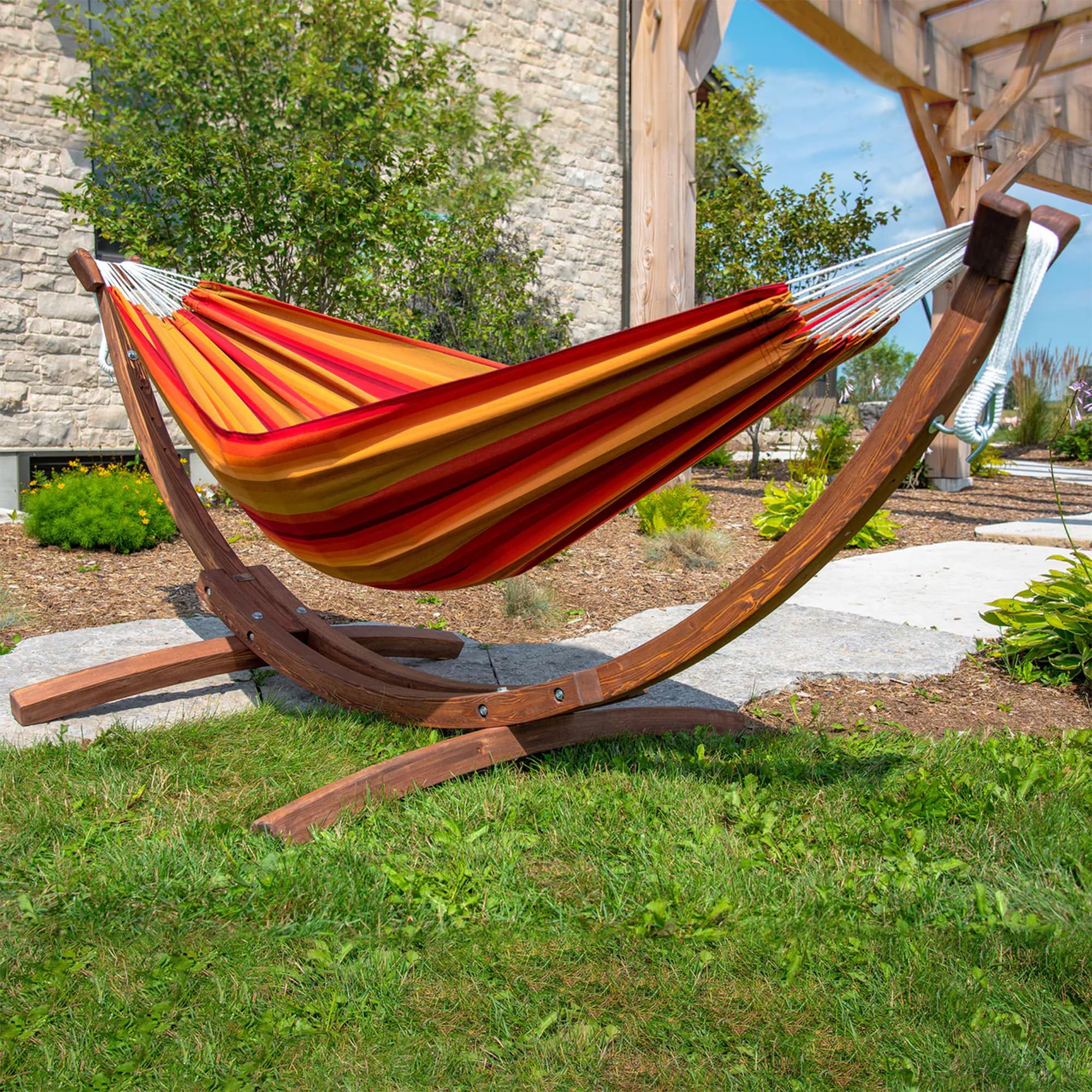 Vivere C8SPSN-T - Hamaca Doble de Sunbrella con Estructura de Arco Estable (Madera de Pino Maciza)