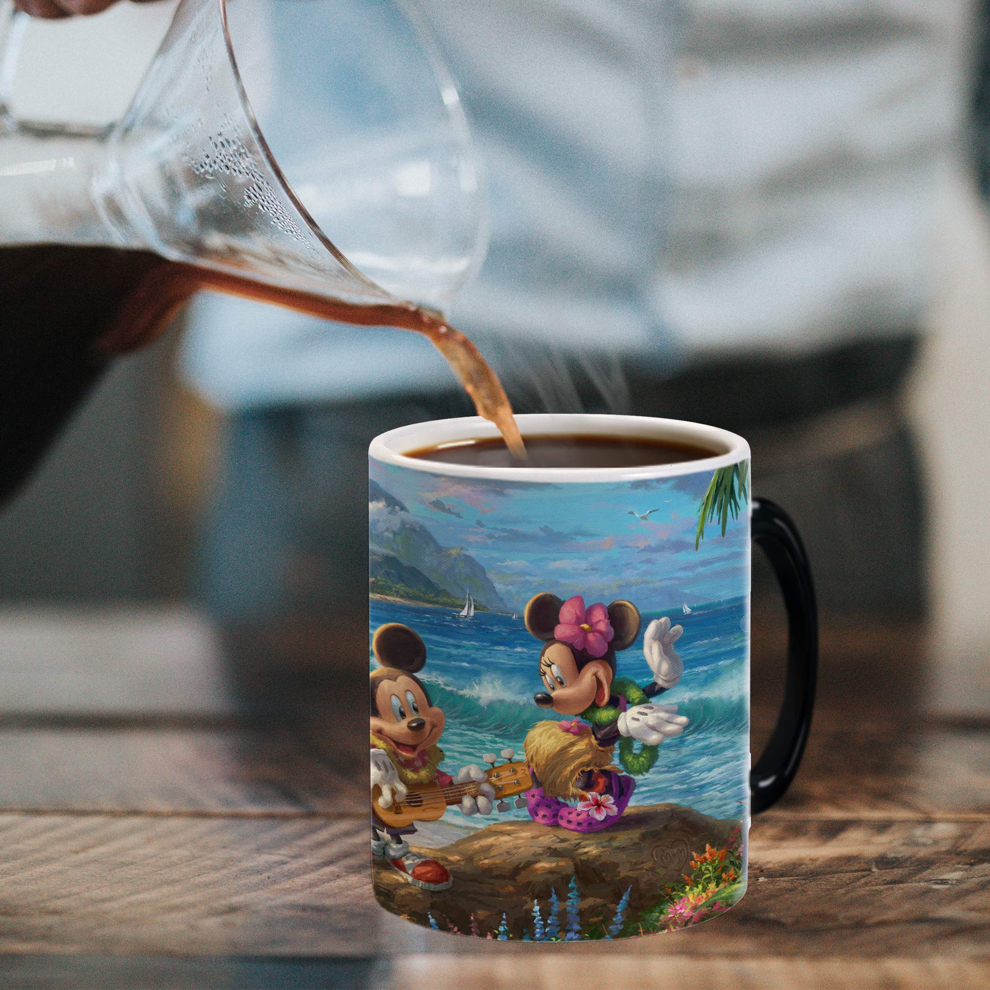 Morphing Mugs Disney - Mickey y Minnie Mouse - Hawaii - Una taza de cerámica sensible al calor que cambia de color de 11 onzas - Imagen revelada cuando se añade líquido caliente