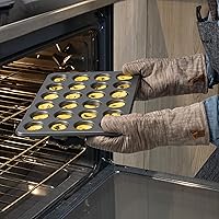 Vista 73 de KitchenAid Molde antiadherente de acero aluminizado para magdalenas de 12 tazas, color plateado