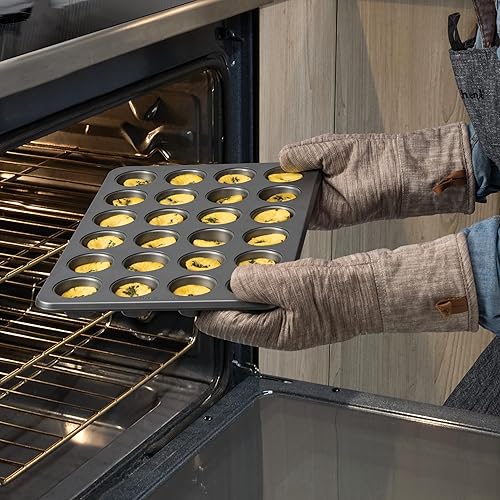 Miniatura 5 de KitchenAid Molde para muffins de acero aluminizado antiadherente de 24 tazas, contorno plateado