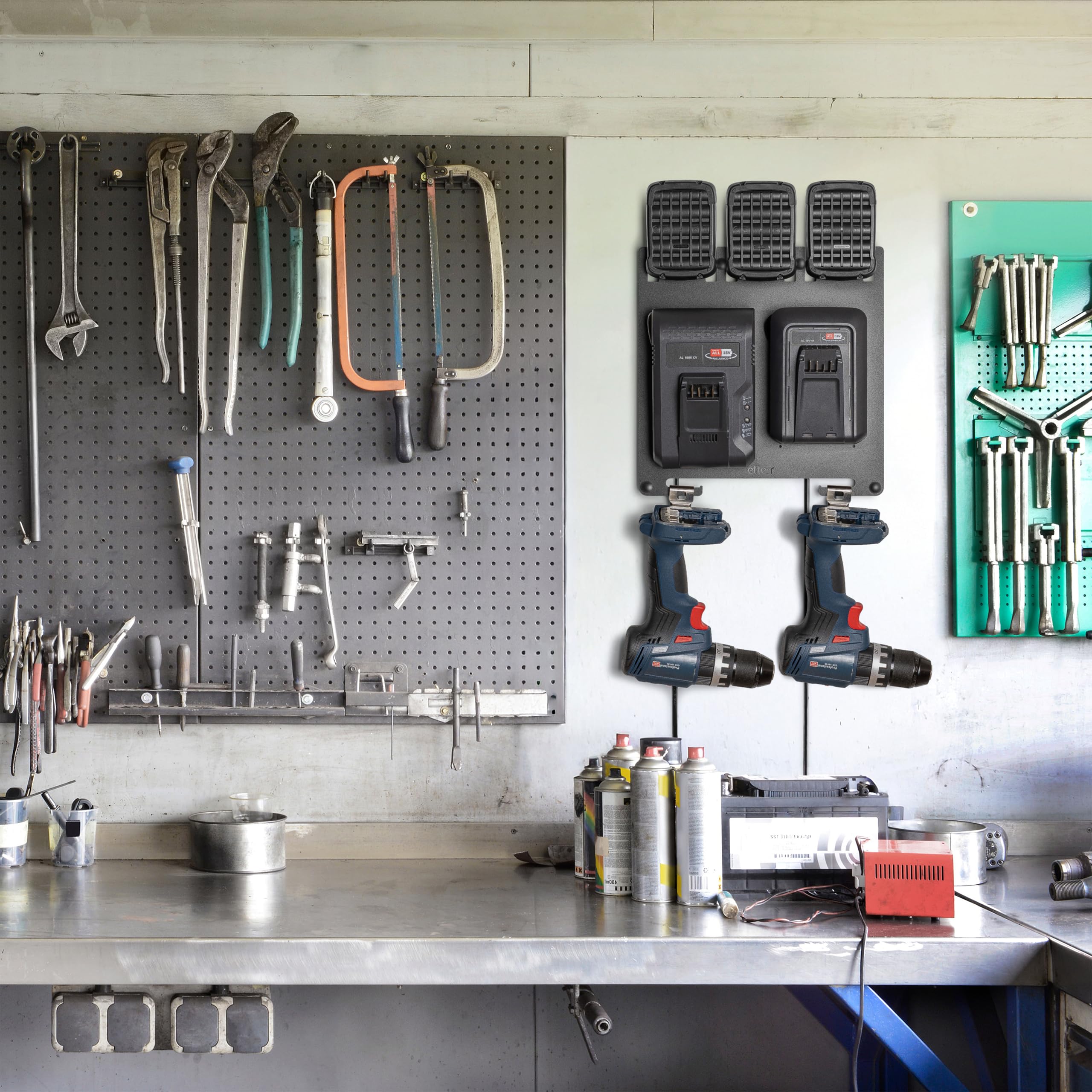 • Metalowy uchwyt ścienny do akumulatorów i ładowarek Bosch Home & Garden 18 V • kompatybilny z AL 1880 KM, 1830 KM i 18 V-44 • stacja ładująca • Panel narzędzi i wieszak na wiertarki
