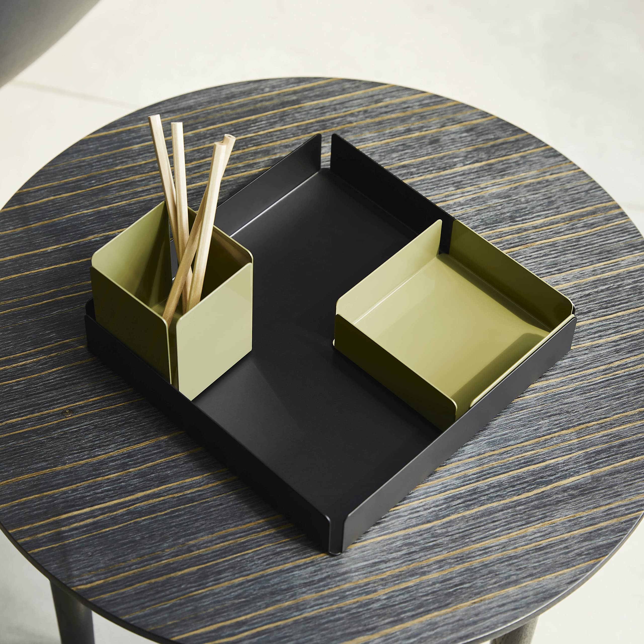 ILO - Vassoio Decorativo Quadrato in Metallo Nero cm 35,8 x 35,8 H.4 - Portaoggetti Organizer da Scrivania per Casa e Ufficio - Centrotavola Moderno - Svuotatasche di Design - Made in Italy