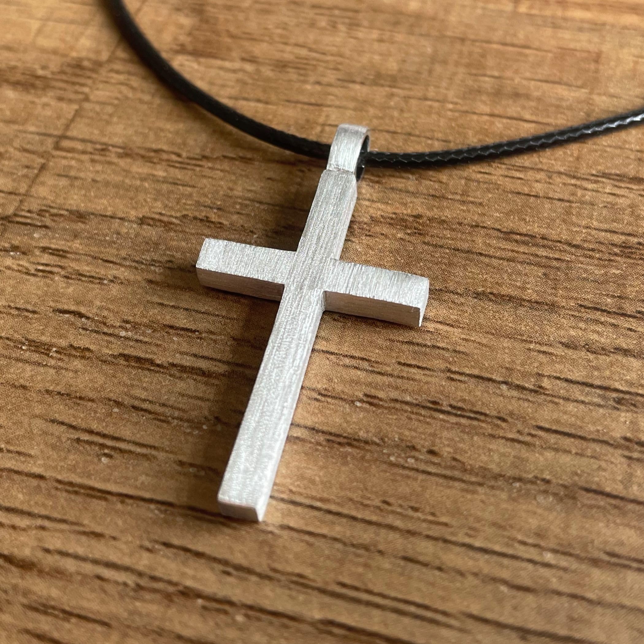 ZENSE - Collana da uomo con croce latina in argento massiccio spazzolato 925, realizzata a mano - Anti-ingiallimento rodio - Altezza 3,5 cm - Cordino nero 55 cm - Certificato di autenticità