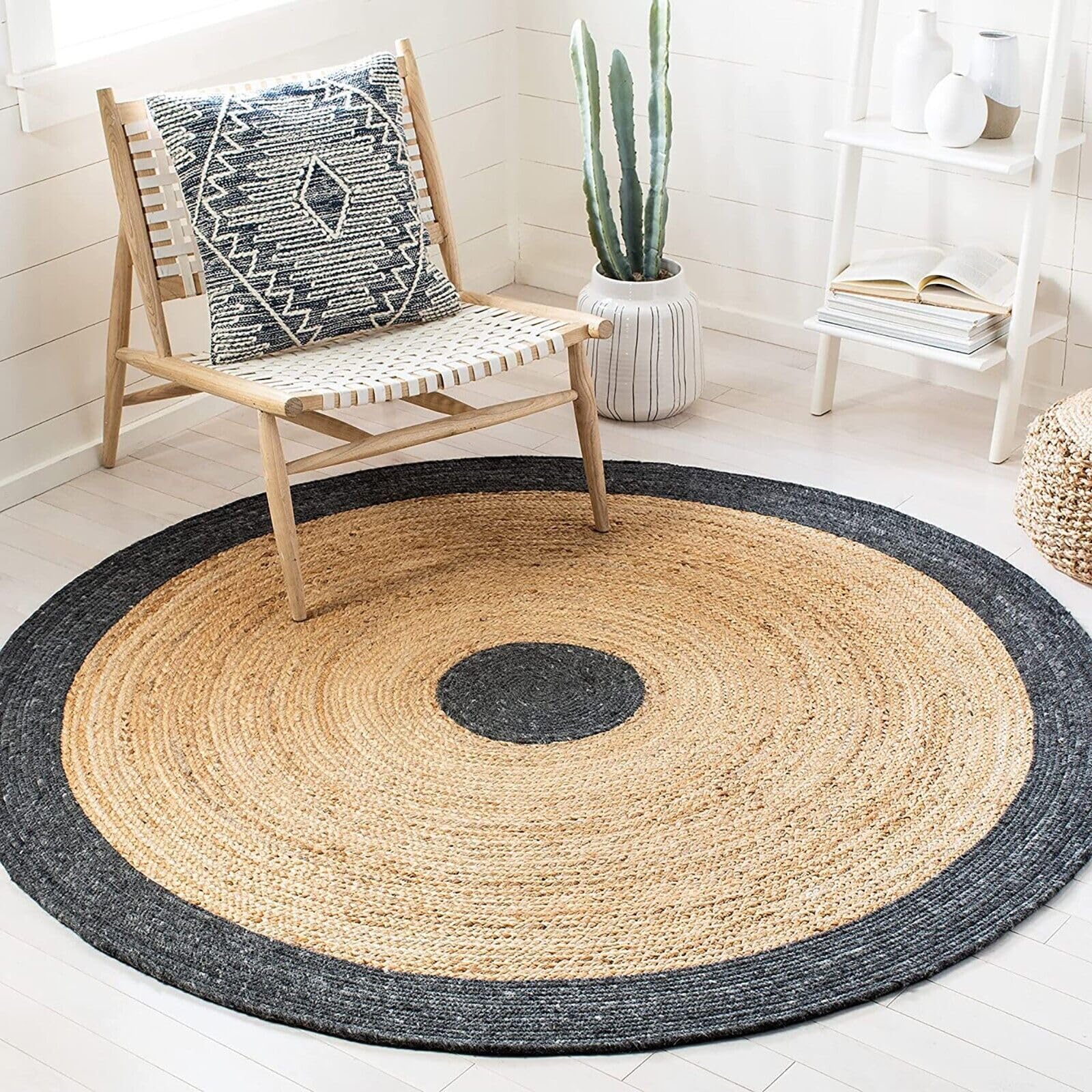 Tapis de sol rond en jute pour réchauffer l'ambiance d'un salon moderne