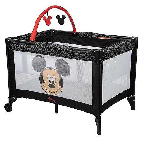 Disney Baby 3D Ultra Play Yard con moisés y bolsa de almacenamiento, Peeking Mickey