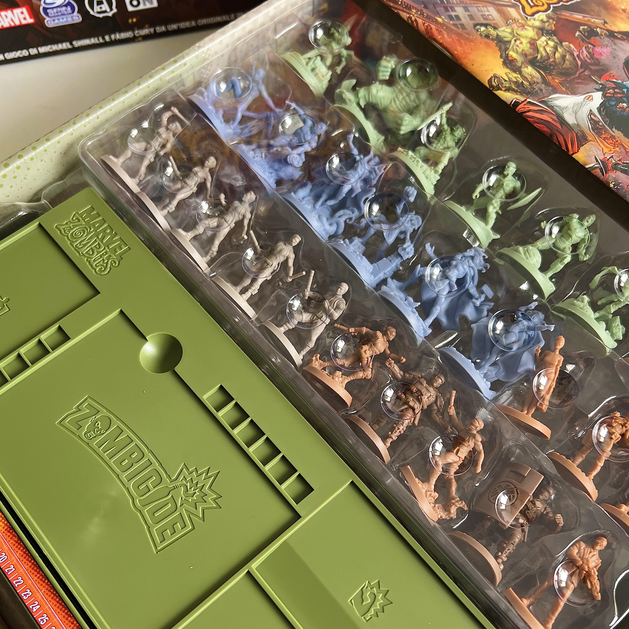 Asmodee – ZOMBICIDE: MARVEL ZOMBIES – Gioco da Tavolo Zombicide – Gioco di Società Collaborativo e di Strategia per Amici – Idea Regalo Marvel – 1-6 Giocatori – 15+ Anni – Edizione in Italiano
