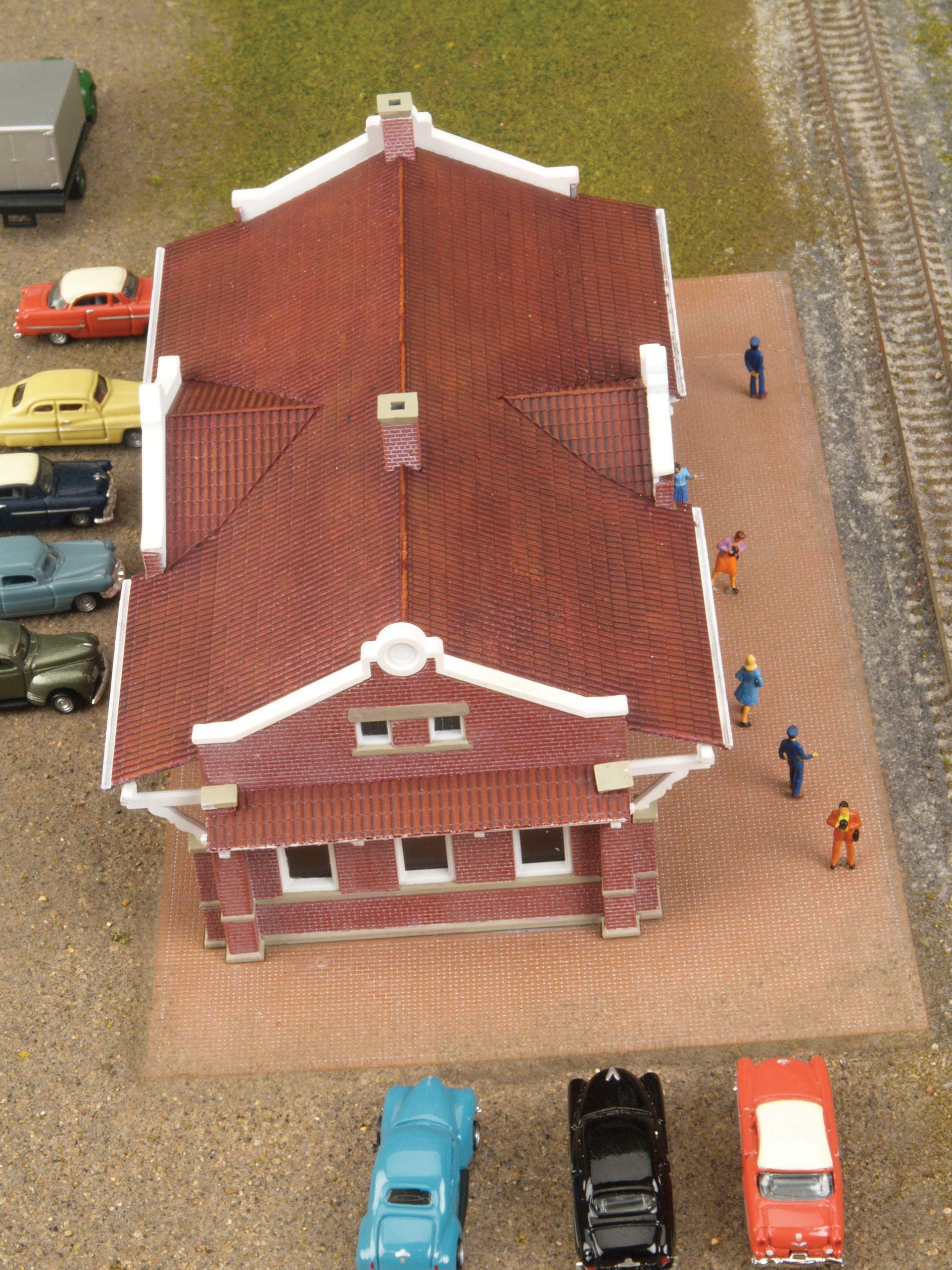 Walthers Cornerstone 933-3803 ATSF Brick Depot Kit, Brown, 1:160 - Image 2