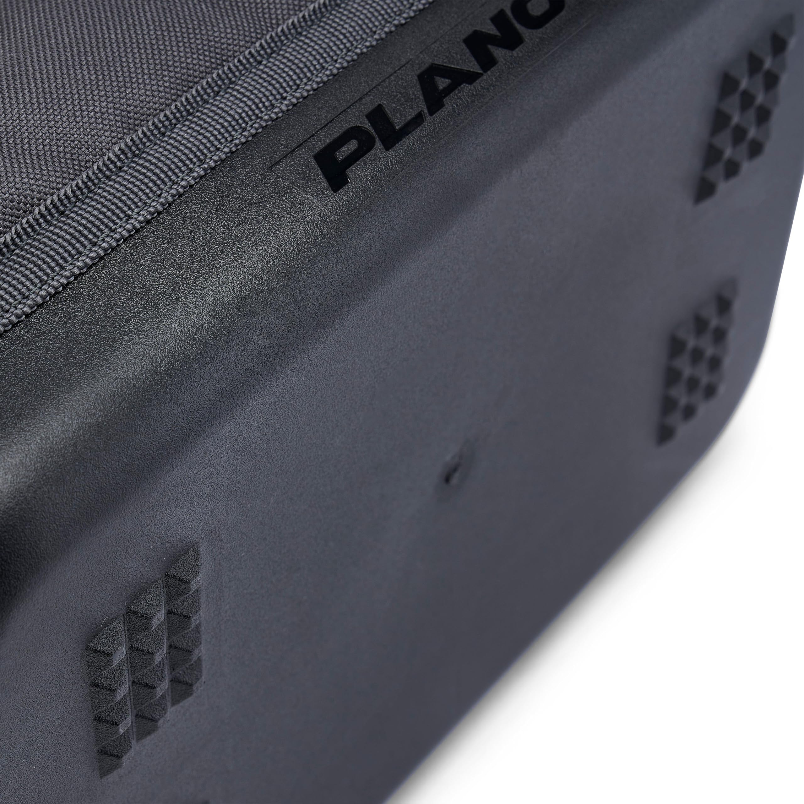 Plano Weekend SoftSider 3500 Angelkoffer | Wasserdichter geformter Boden | Großes Hauptfach | Schnellzugriffstaschen | Gestanzte Werkzeugtaschen | Inklusive 2 StowAways | 3700