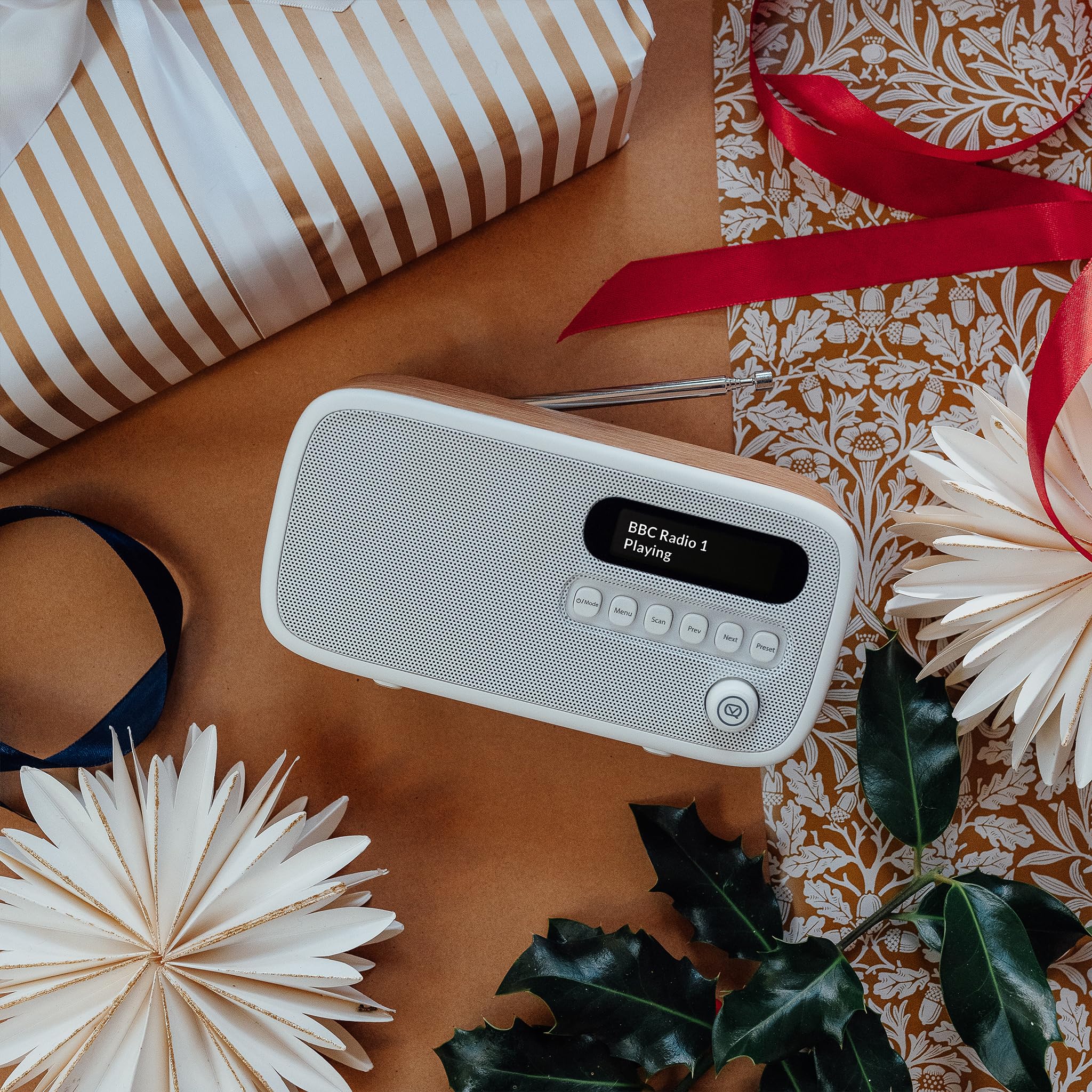 VQ Dexter Radio Dab Plus/Dab con FM, Altavoces Estéreo de 3W y Pantalla LCD - Alimentada por Corriente y Batería Radio Portatil con 60 Presintonías, Antena y Toma de Auriculares - Roble