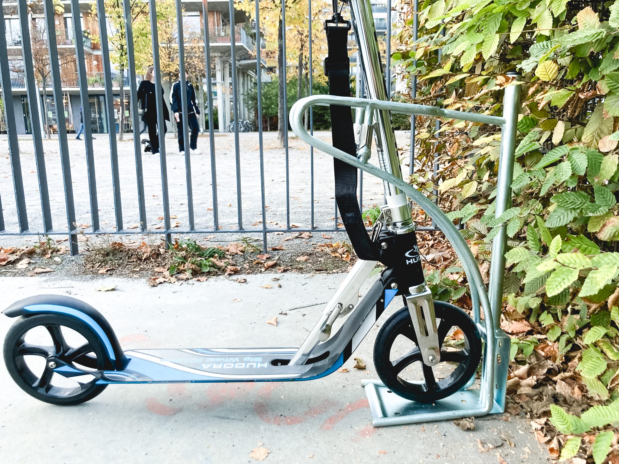 Cledo - Patinete y soporte para bicicletas. Un aparcamiento para todos. El primer elemento de estacionamiento donde se pueden aparcar patinetes, e-Scooter y bicicletas por igual