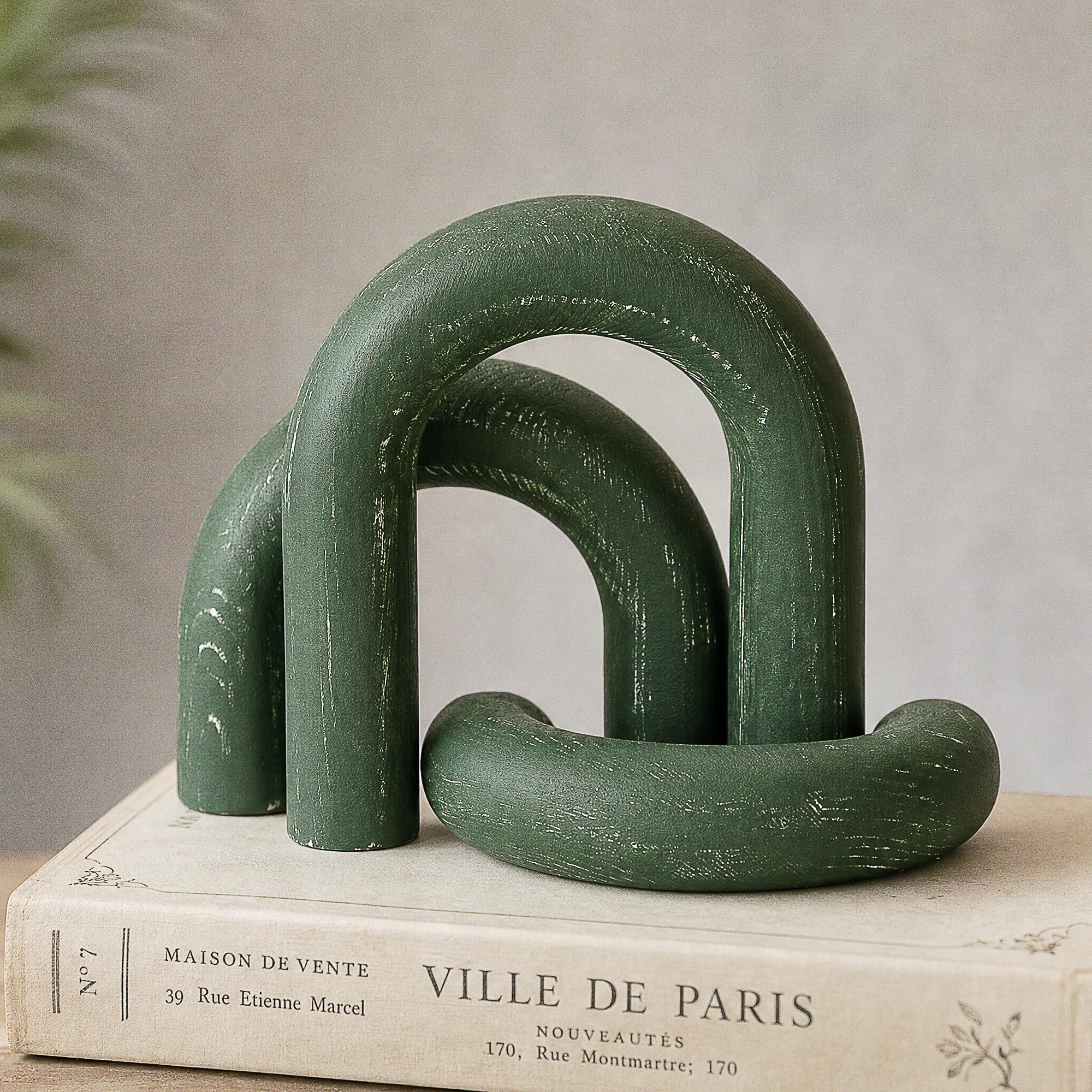 Arche décorative en bois EOSAHR sur étagère et table basse