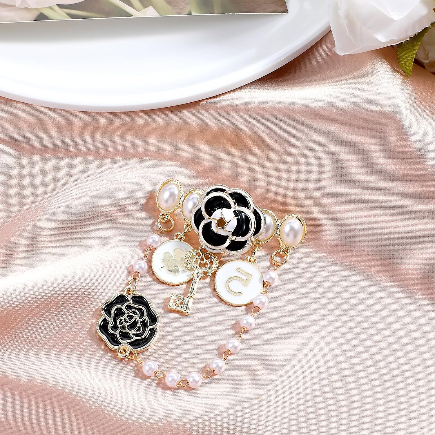 Dimeho Imitation Pearl Dangle Chain Brooch Vintage Lapel Pins and Brooches for Women Four Leaf Clover Brooch