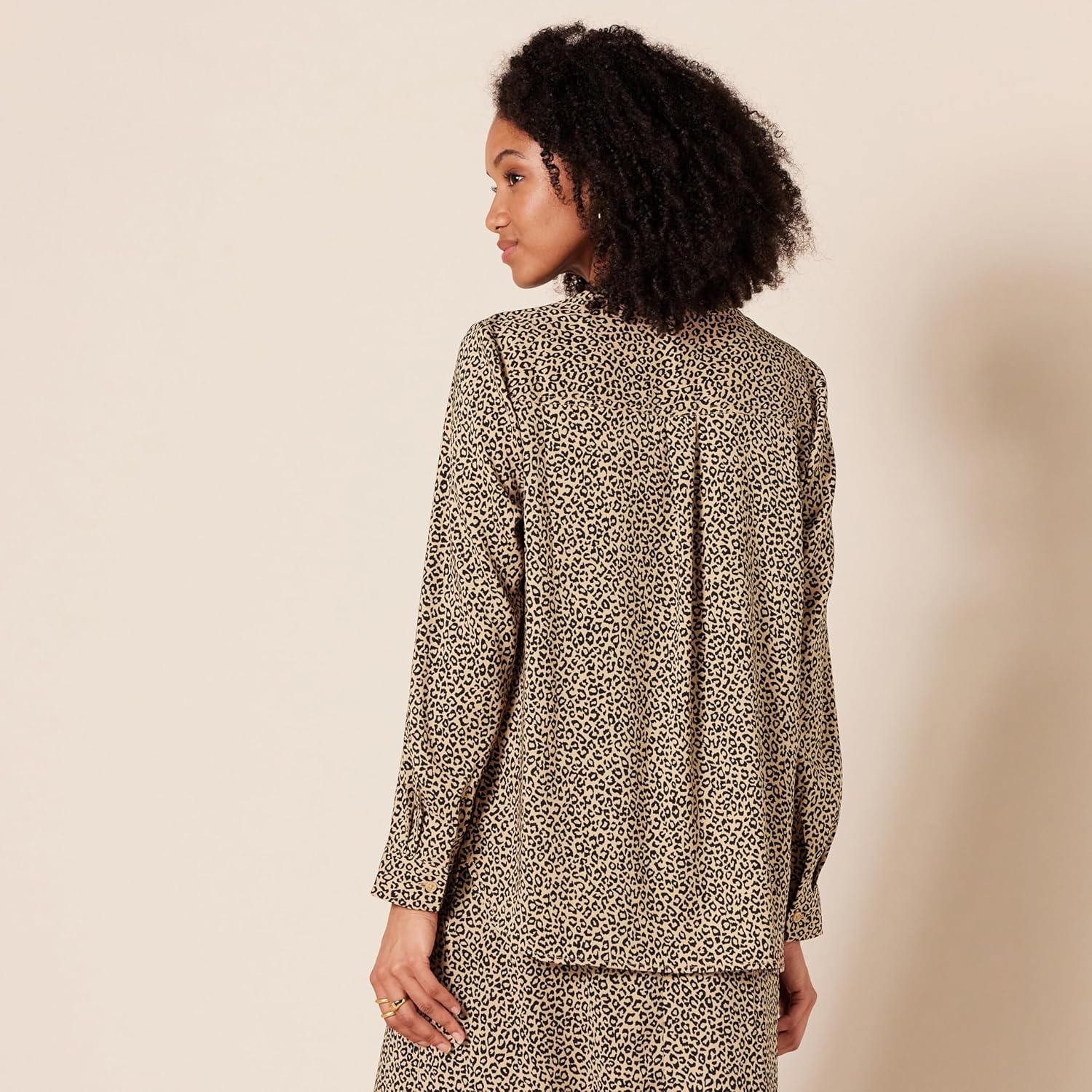 Amazon Essentials Women's Georgette Long Sleeve Relaxed-Fit Popover Blouse - Image 2