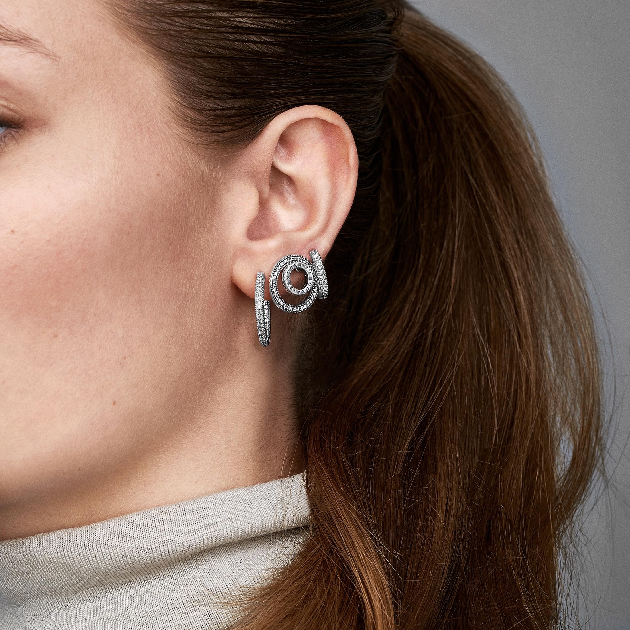 PANDORA Signature Pendientes de aro con forma de corazón y engaste pavé