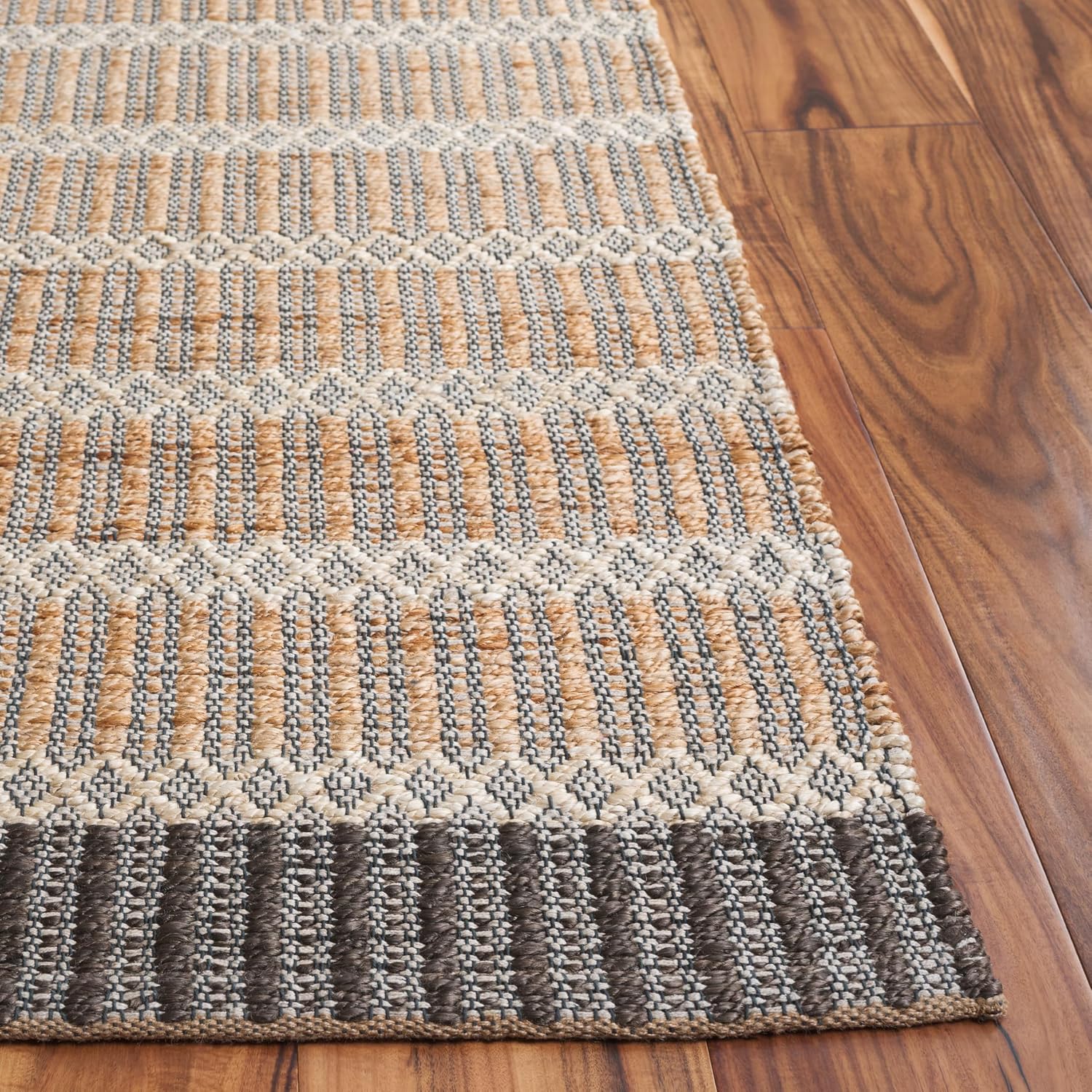 SAFAVIEH Natural Fiber Collection Area Rug - 6' x 9', Natural & Charcoal, Handmade Jute, Ideal for The Living Room, Bedroom, Dining Room (NF852H-6)