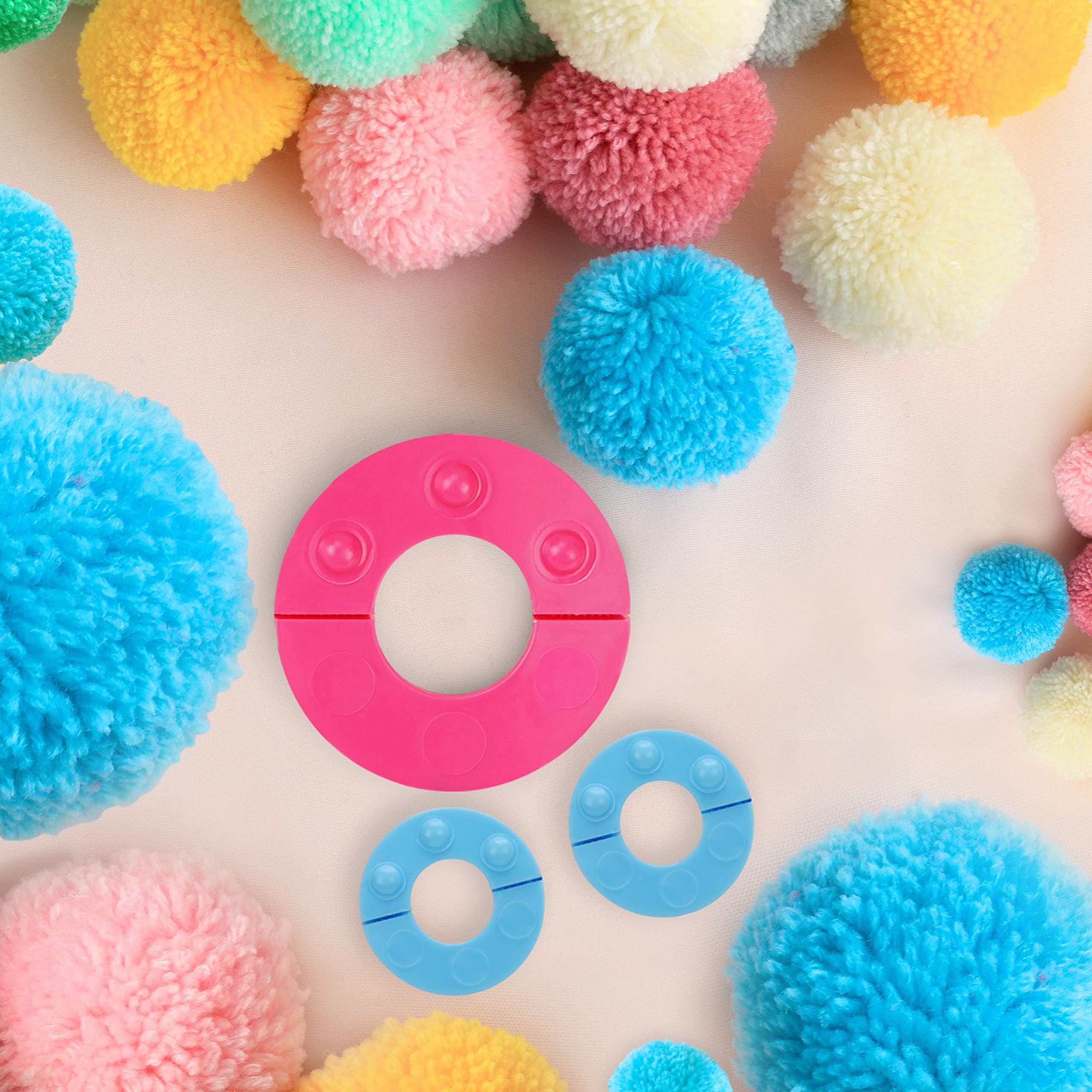 Curtzy Machine a Pompon en Plastique (Lot de 6) avec Coupe Fil - 6 Tailles ( 2,5/3,5/4,5/5,5/7 et 9 cm) - Kit Pompons Loisirs Creatifs pour Laine et Fil
