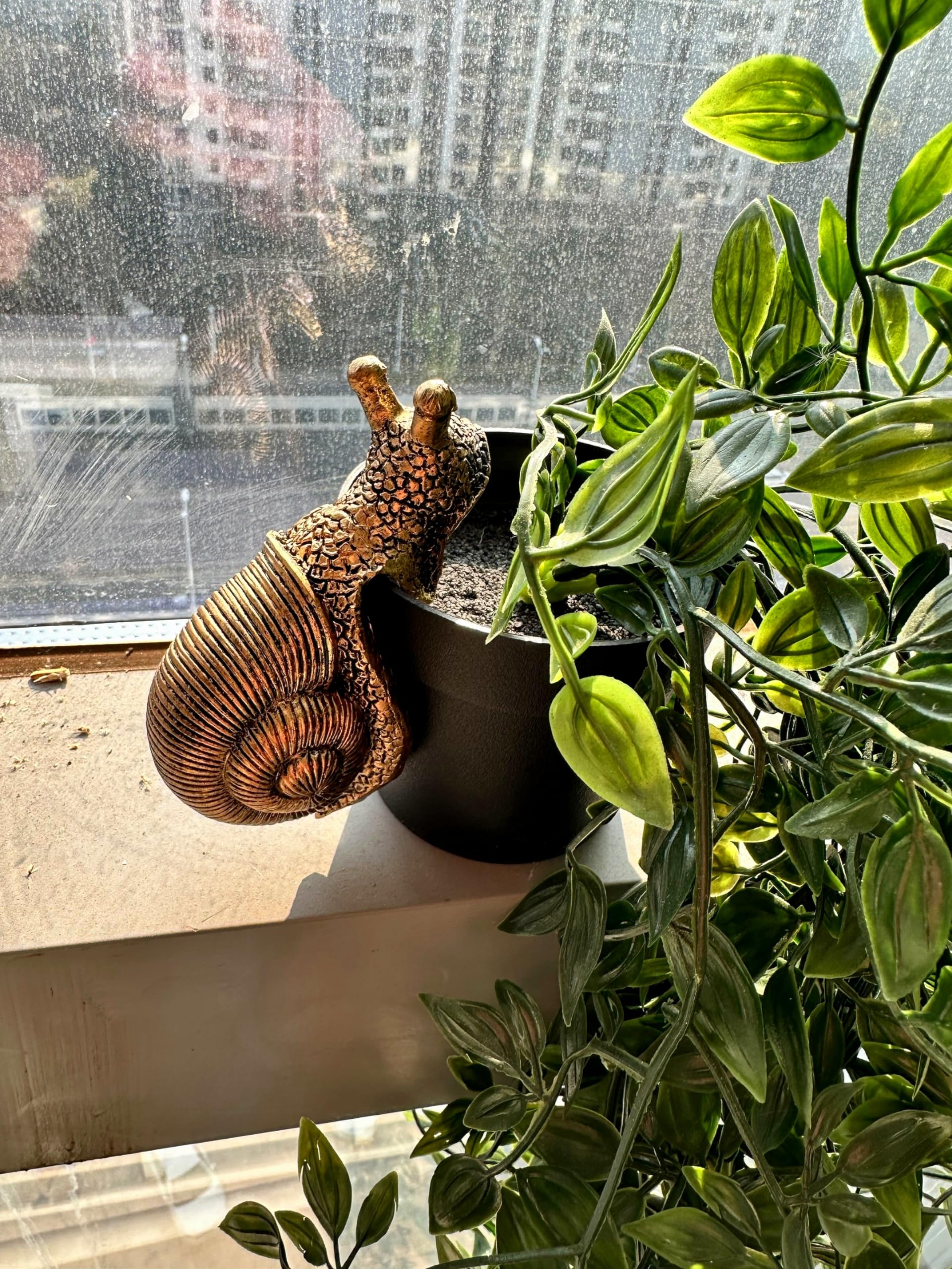 PEIQICHU Snail Decoration Plants Pot Hanger Resin Statue Flower Pot Resin Ornaments Planter Hanging Decorative Snails Black Sculptures Outdoor Garden Lawn Home Office Halloween Variation Snail Statue - Image 4