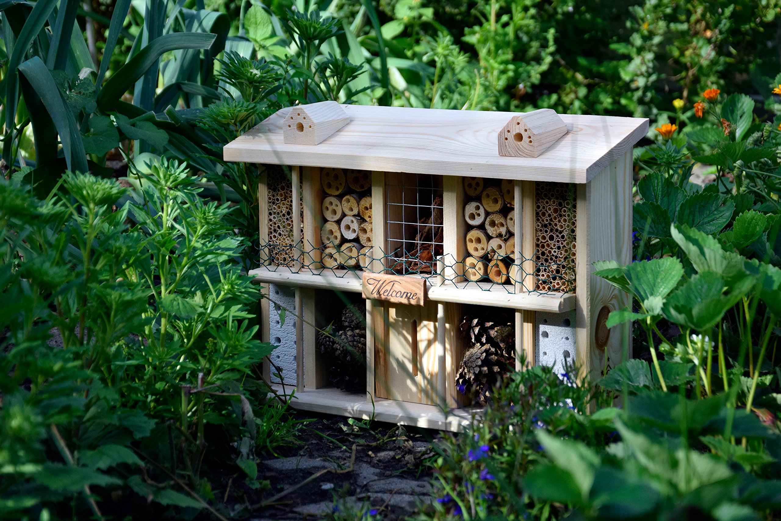 LUXUS-INSEKTENHOTELS 22626e Design Wildbienenhotel "Landsitz Superior" - Insekten Nisthilfe aus unbehandeltem Vollholz - Nistplatz für Nützlinge im Garten - 47 x 12,5 x 34 cm - Natur