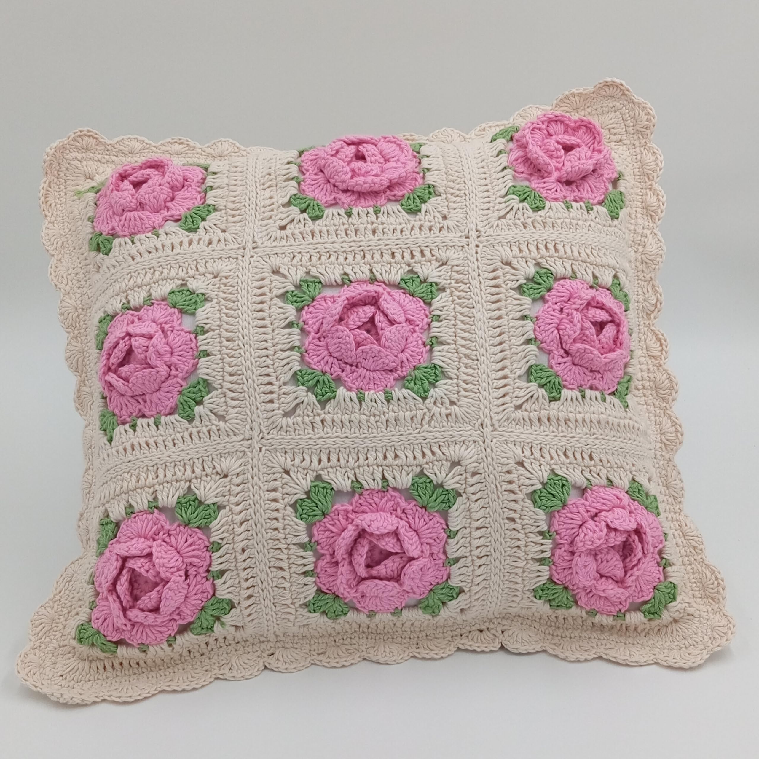 Kissenhülle gehäkelt mit Rosenmotiv 40x40 cm – Handmade Vintage Boho Sofakissen, handgefertigte Kissenhülle aus Wolle & Leinen, dekoratives Kissen ohne Füllung (rosa Rosen)