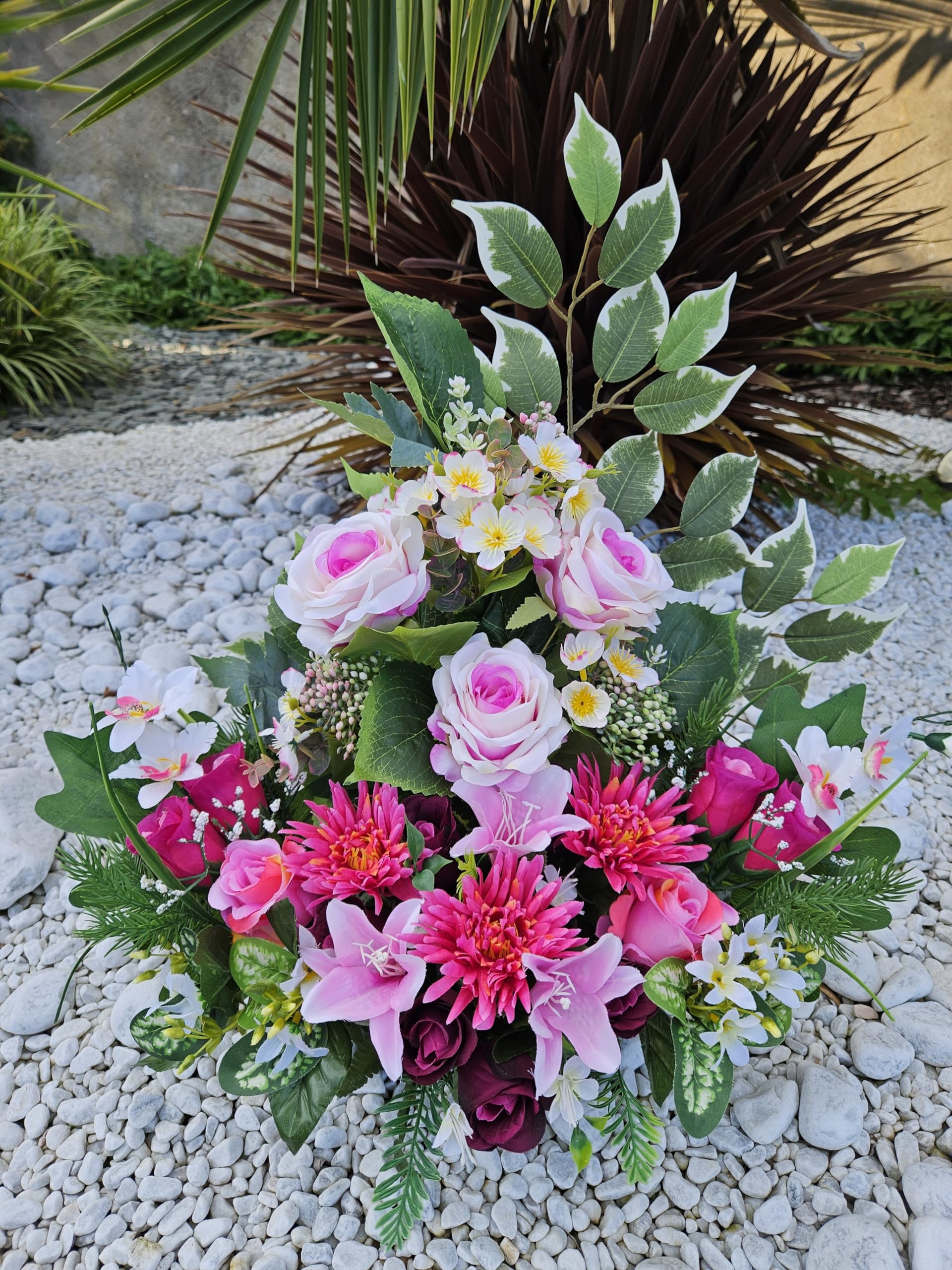 Composition de Fleurs Artificielles en Cône Lesté Ciment pour Une Parfaite Tenue à L extérieur. Réalisé par nos Soins Fleurs de Qualité.