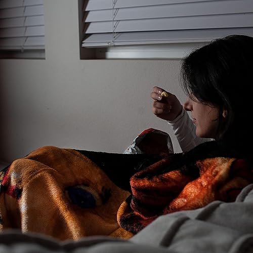 Miniatura 6 de Silver Buffalo Chucky Wanna Play - Manta de forro polar, 50 x 60 pulgadas, manta suave y acogedora para los fanáticos del terror