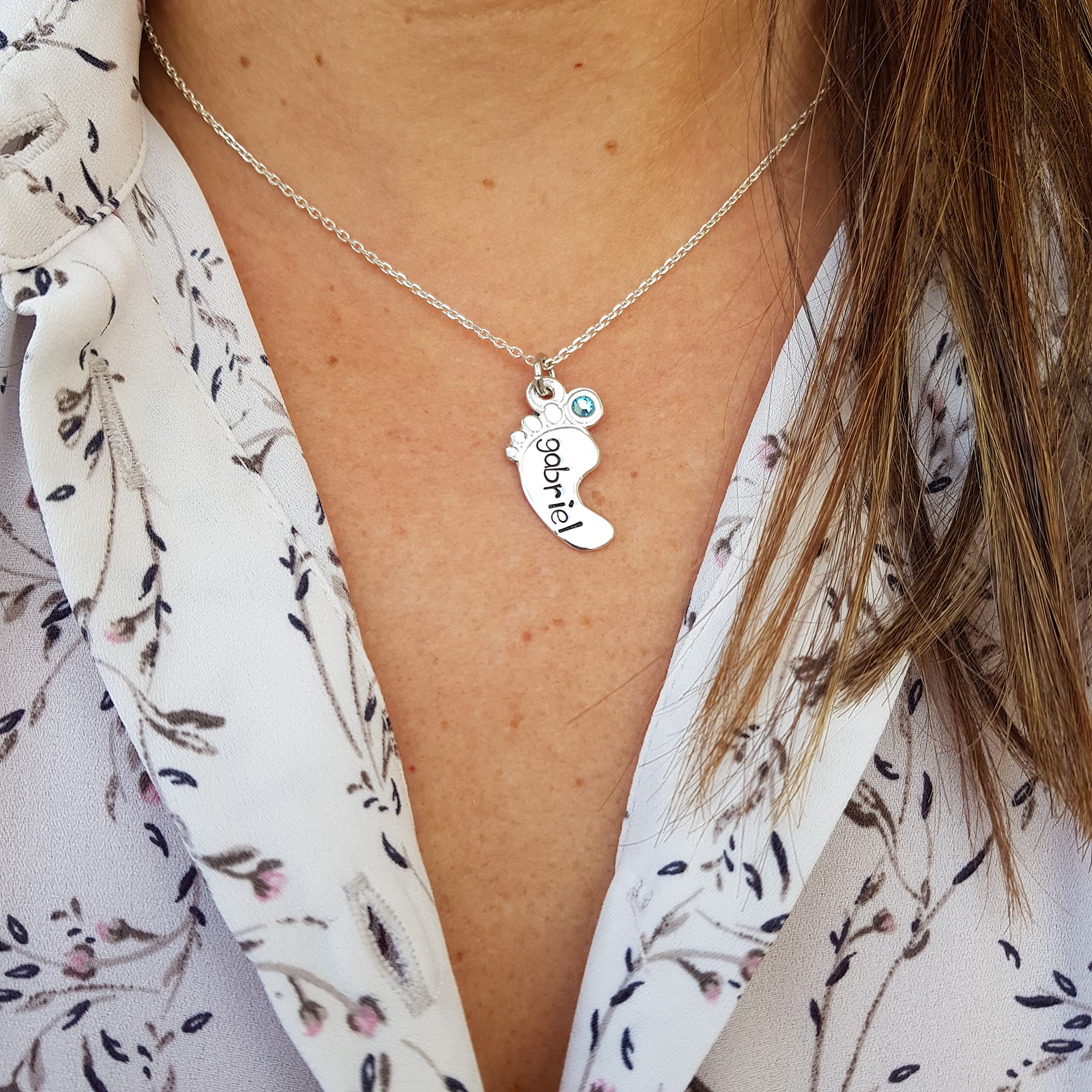 Collar para personalizar con nombre con colgante de huella de bebé en plata 1ª ley. Ideal para madre o abuela. Se puede elegir color de piedra.