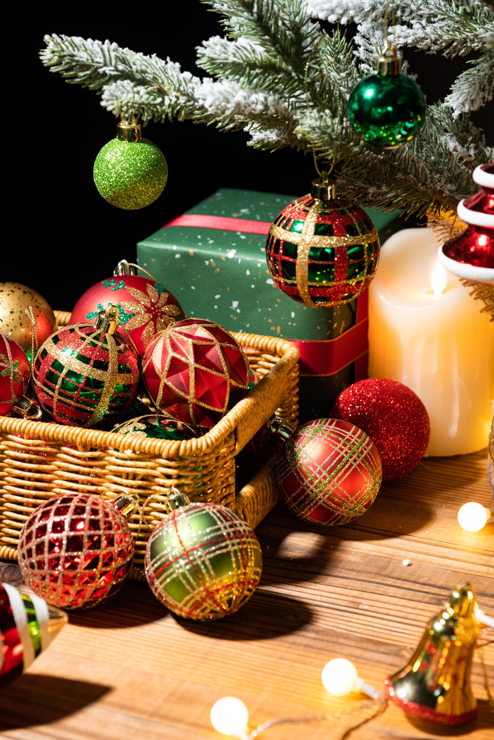 Valery Madelyn 35pcs 5cm Boules de Noël Incassables, Ornements de Boule de Noël Rouge Vert et Or pour Décorations d'arbre de Noël, Décorations de Noel en Plastique avec Cordon pour Sapin