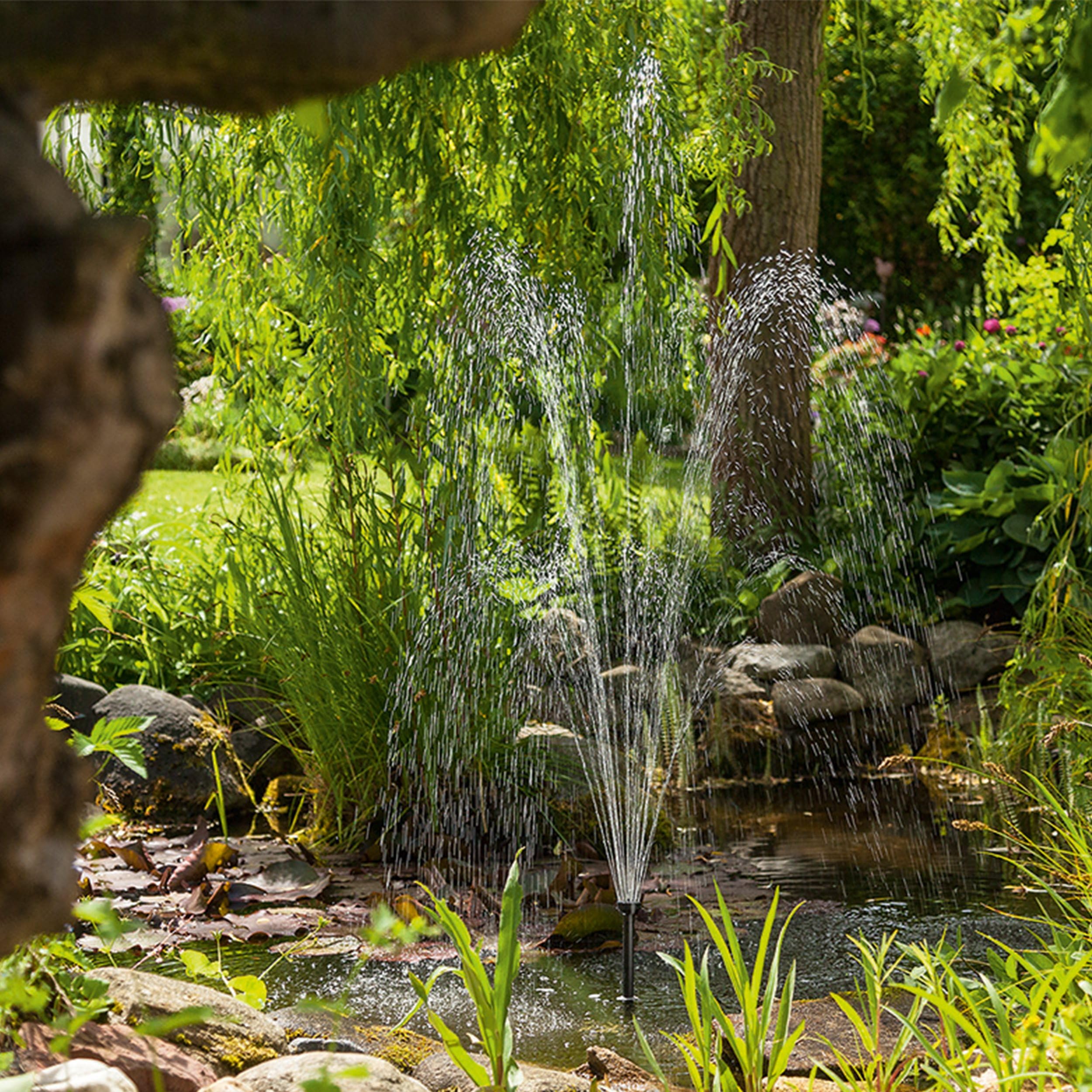 esotec Teichpumpe WaterSplash 980/1560 mit Sprinklerset – 12-24V/DC Springbrunnenpumpe für Gartenteich & Wasserspiel – Ersatzpumpe IP68 101052