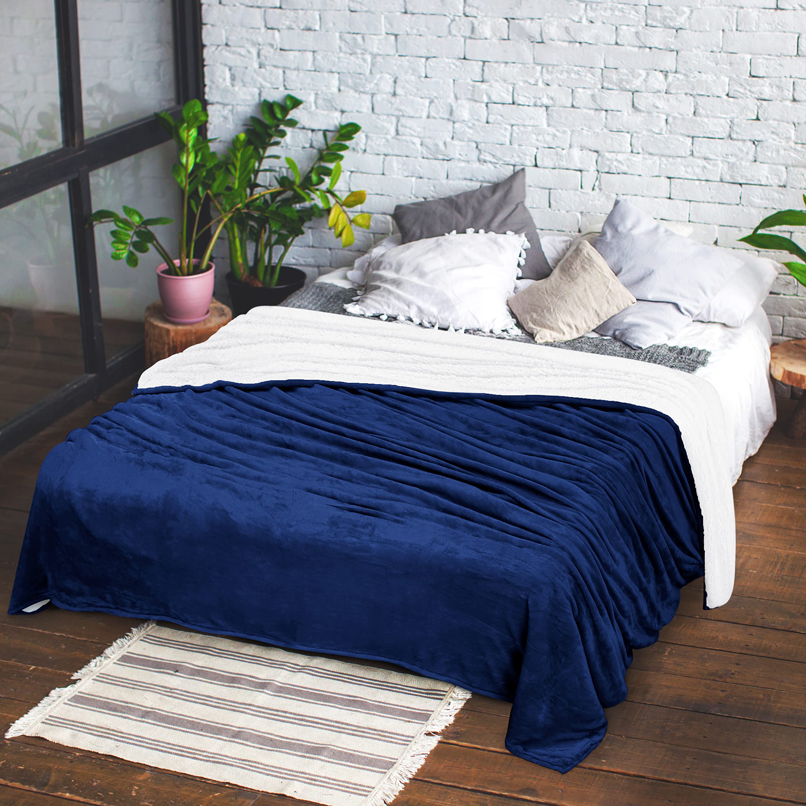 Utopia Bedding Sherpa Bed Blanket Queen Size Navy 480GSM Plush Blanket Fleece Reversible Blanket for Bed and Couch (90x90 Inches)