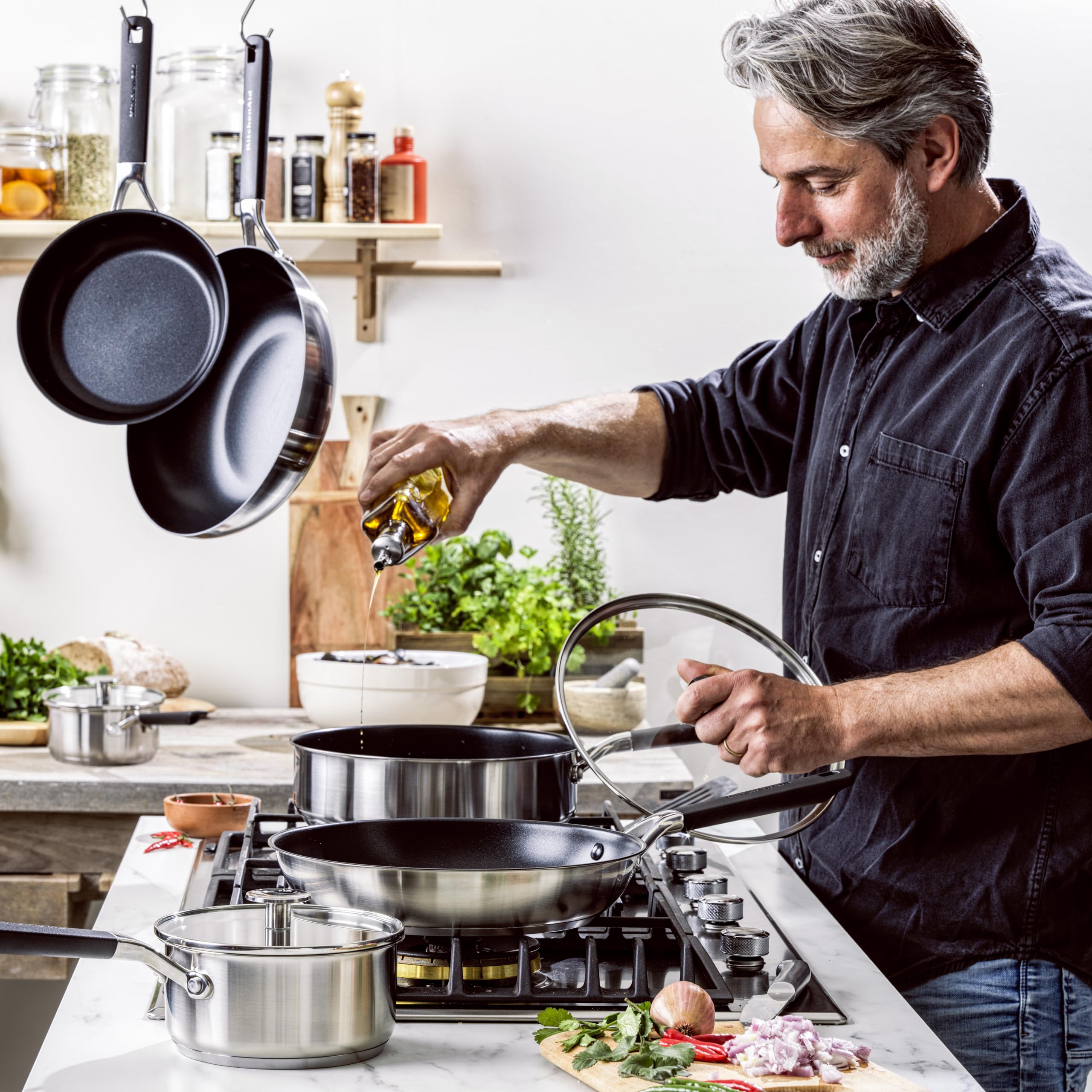 KitchenAid Classic Stainless Steel Sauteuse en Acier Inoxydable Sans PFAS Céramique Saine Antiadhésive 26 cm/3.6 L avec Couvercle en Verre,Clad,Induction,Poignée Stay-Cool,Au Four jusqu'à 160°C,Argent