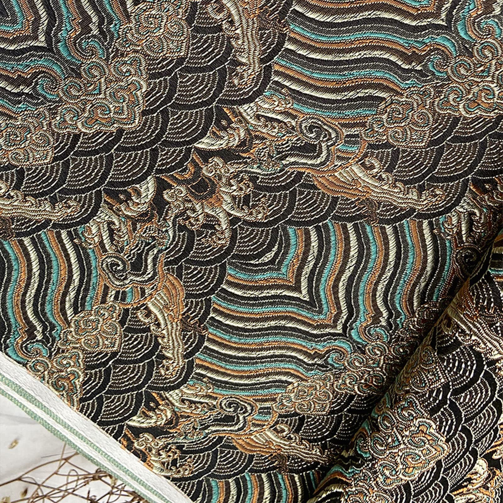 Tissu en satin de soie au motif nuage mer falaise pour redonner vie aux costumes anciens