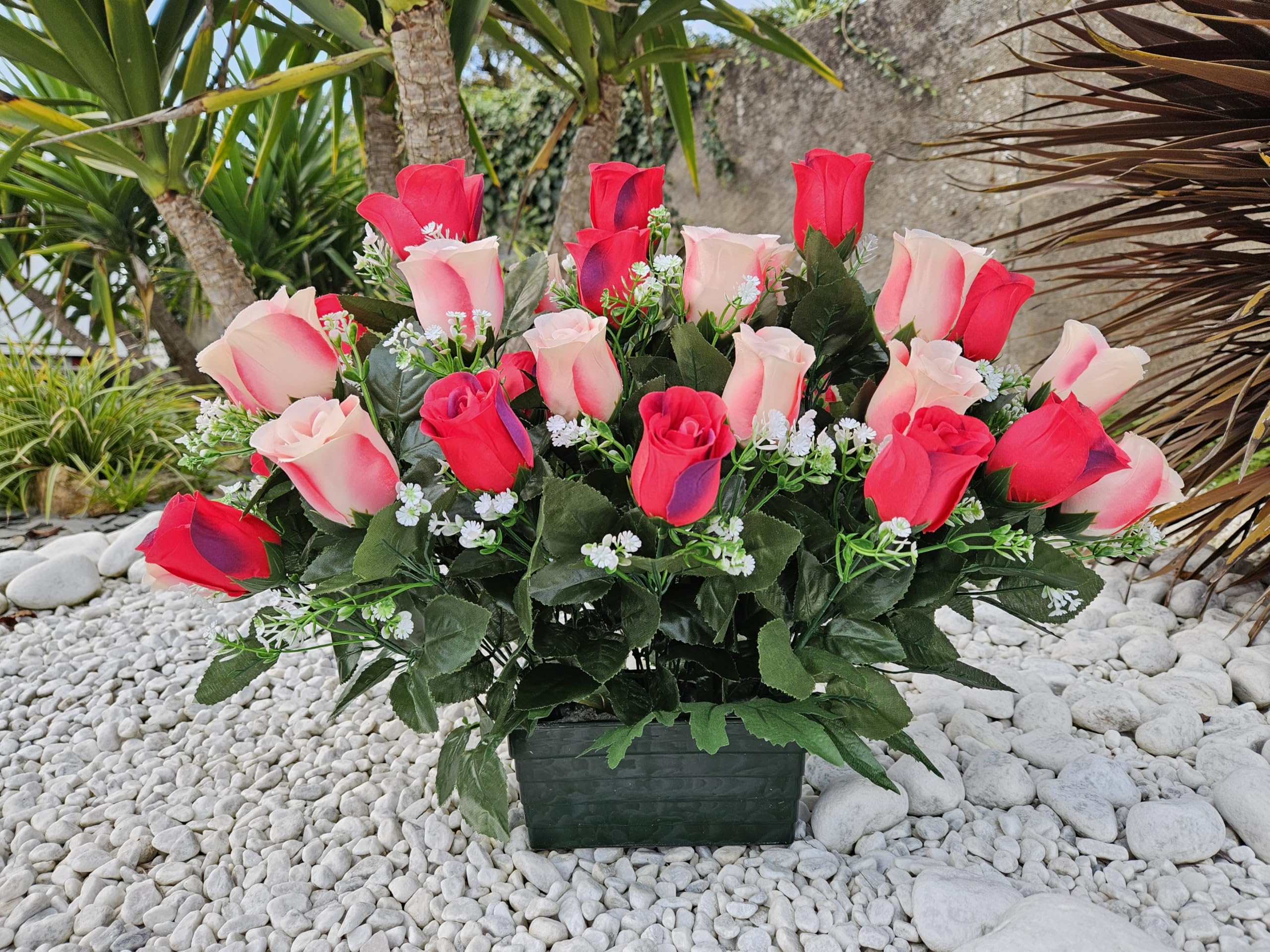 Composition de Fleurs Artificielles Lesté Ciment Pour Une Parfaite Tenue à L' extérieur. Réalisé Par nos Soins, Fleurs de Qualité.