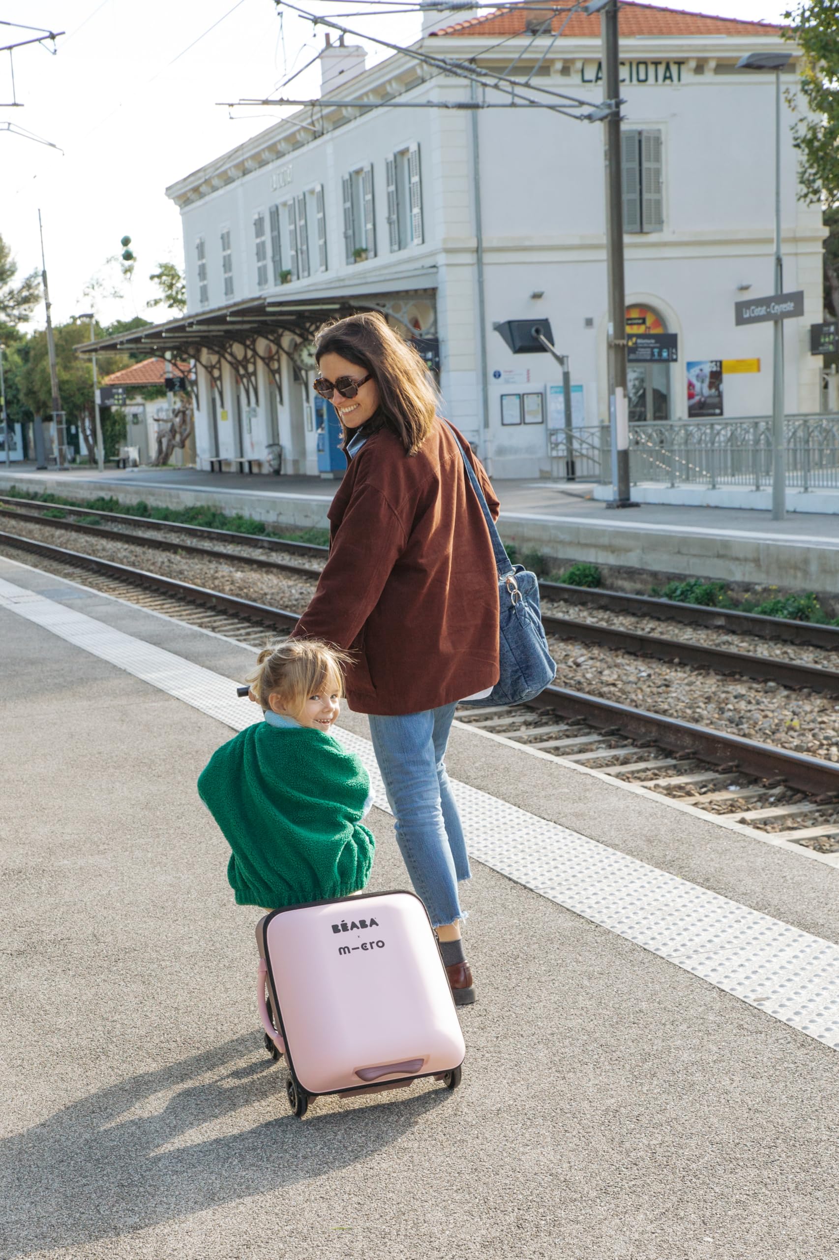Béaba & Micro Mobility, 2 In 1 Kinder Kabinenkoffer Mit Sitz, Ab 4 Jahre, Evolutiv, Große Öffnung, 22L Kapazität, Mehrere Fächer, Praktisch, Luggage Eazy, Marshmallow