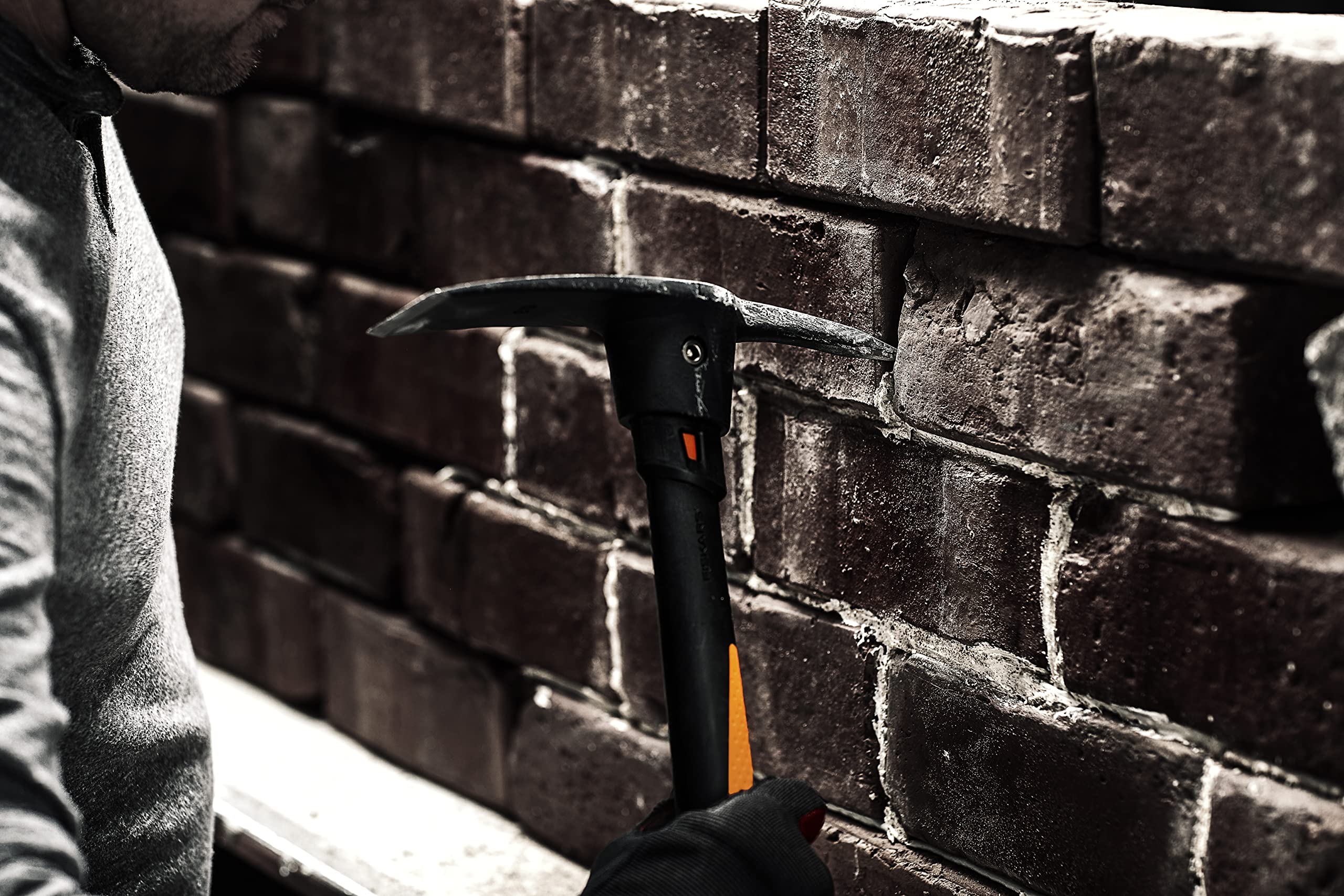 Fiskars Piccone Pro IsoCore S per Lavori Pesanti su Terreni Duri e Sassosi, Lunghezza: 36 cm, Peso: 1,2 kg, Nero/Arancione, 1062937
