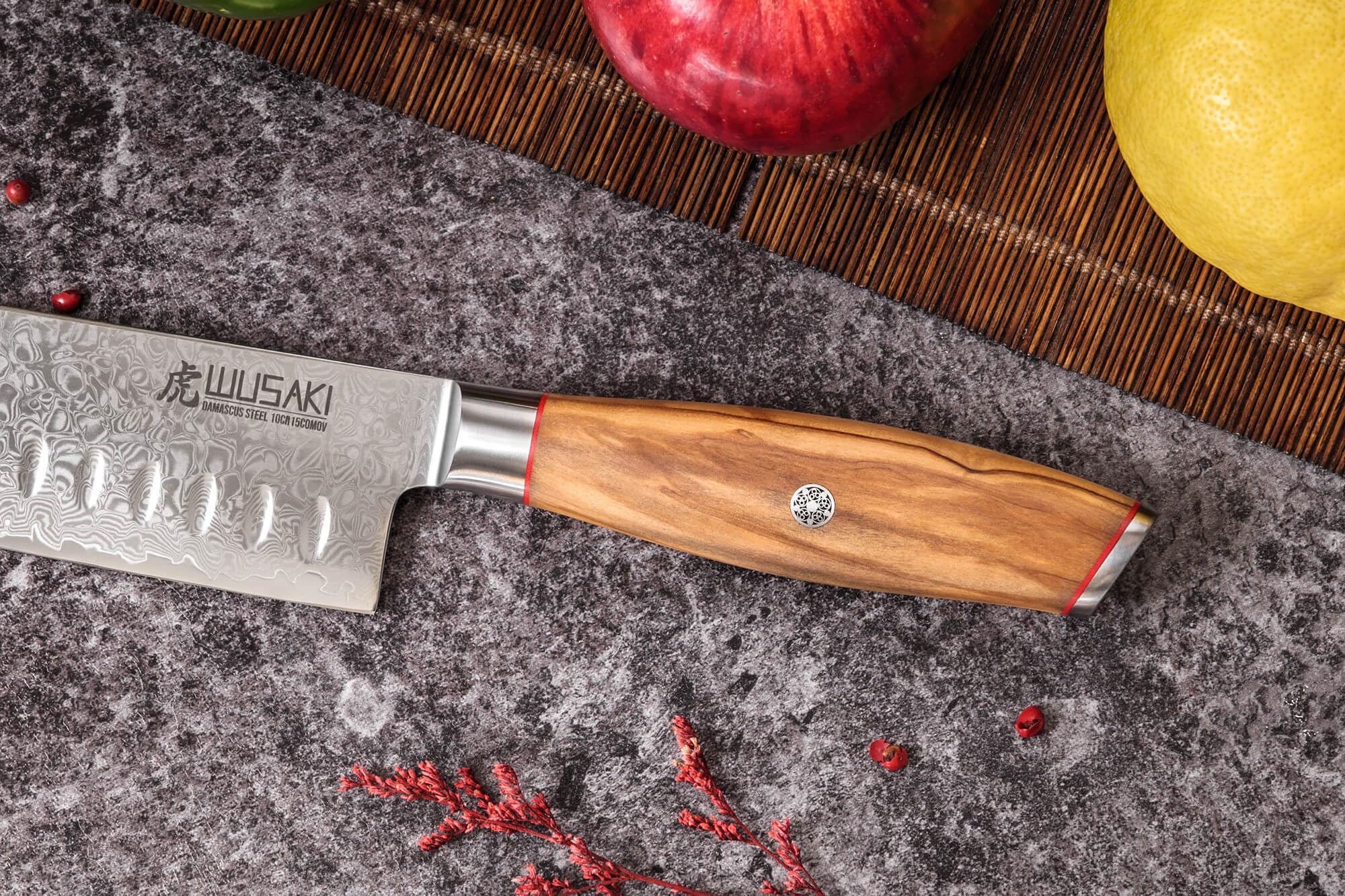 Wusaki Fujiko - Couteau Santoku 18cm design japonais lame damas 10CR manche bois d'olivier - Vendu dans un coffret