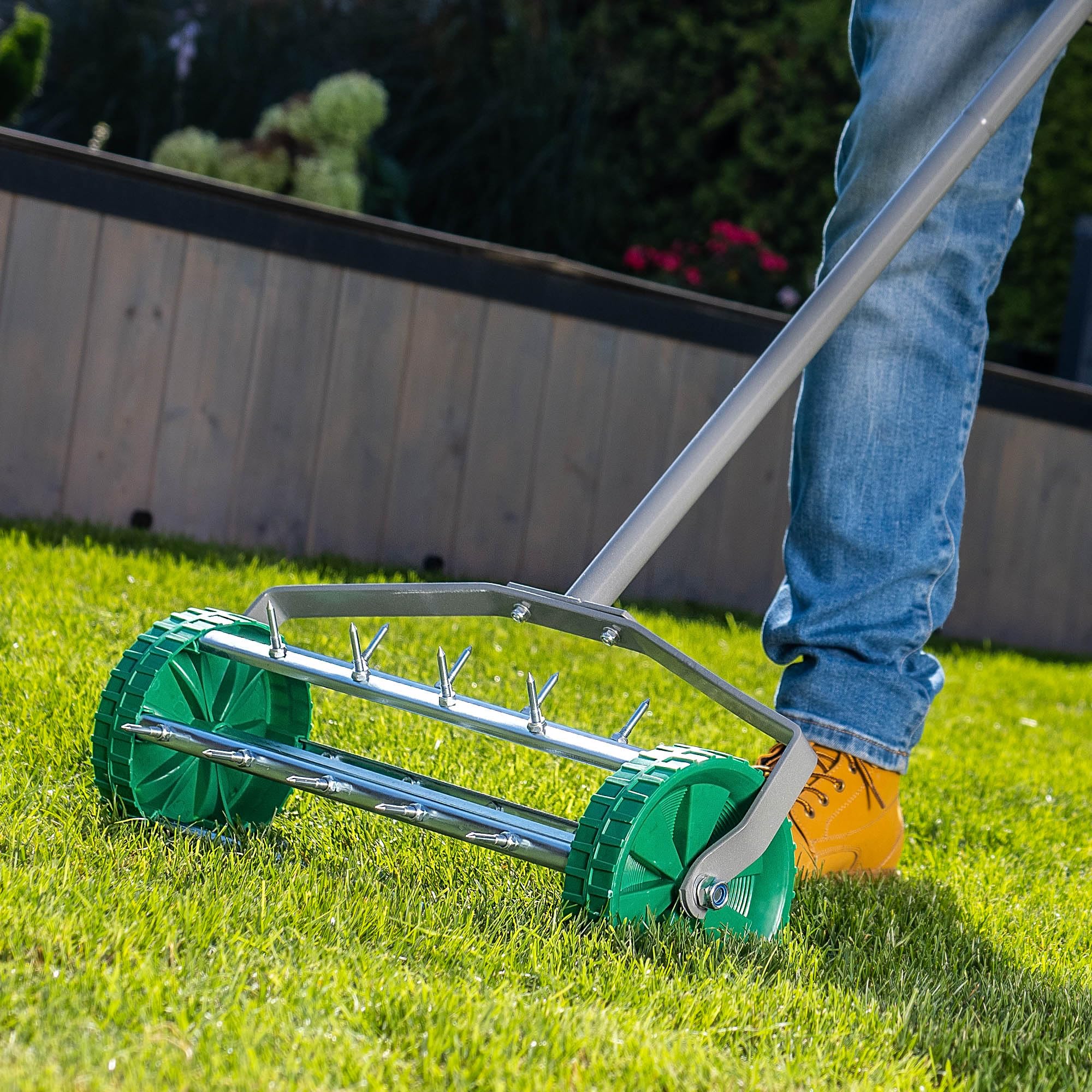 KADAX Aeratore manuale per prato in acciaio robusto, aeratore manuale con chiodi da 3,3 cm, aeratore a pavimento con impugnatura ergonomica, rullo robusto (148 cm)