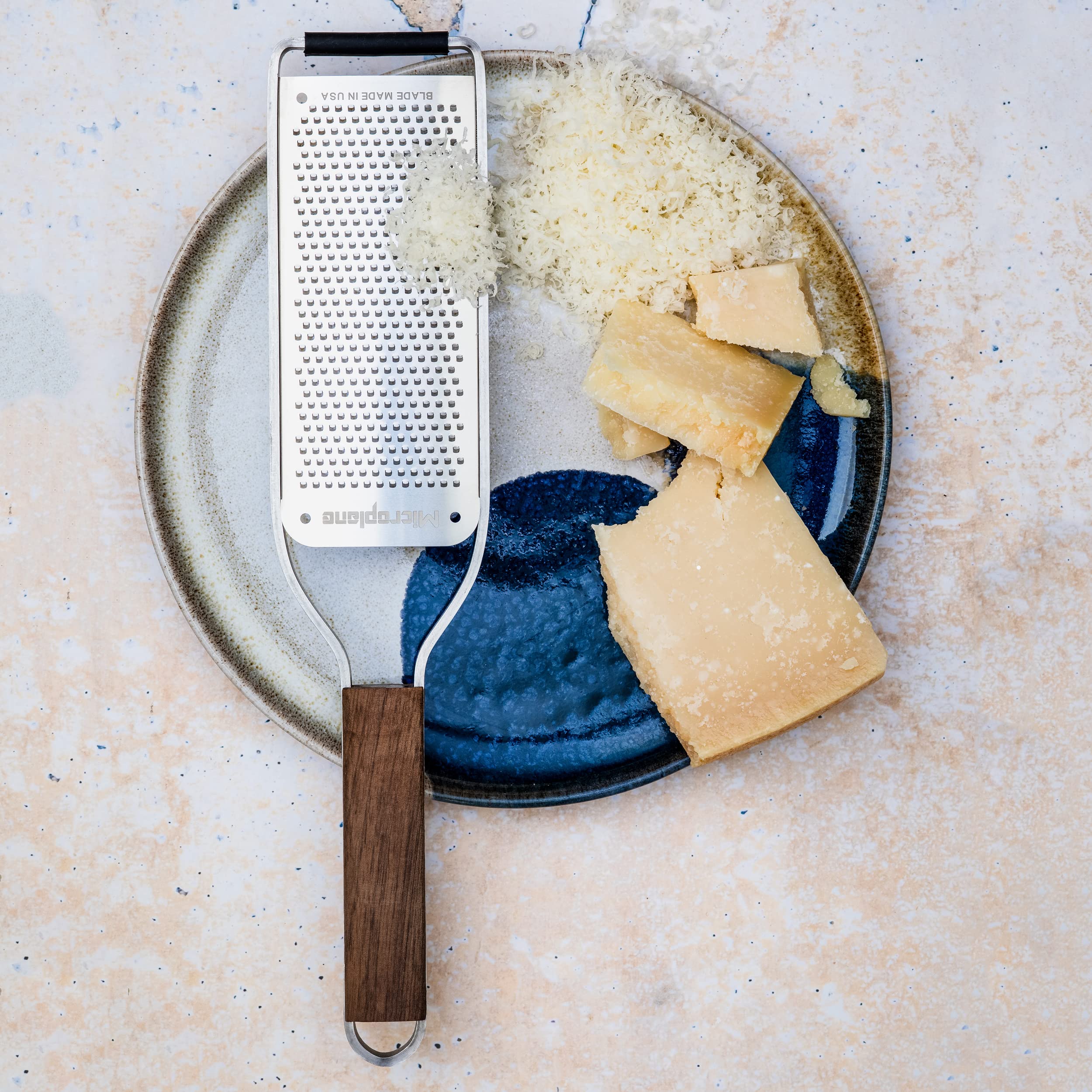 Microplane Râpe de cuisine Fine pour fromage à pâte dure, agrumes, ail, piment, cannelle et noix de muscade de la Collection Master en bois de noyer et en acier inoxydable