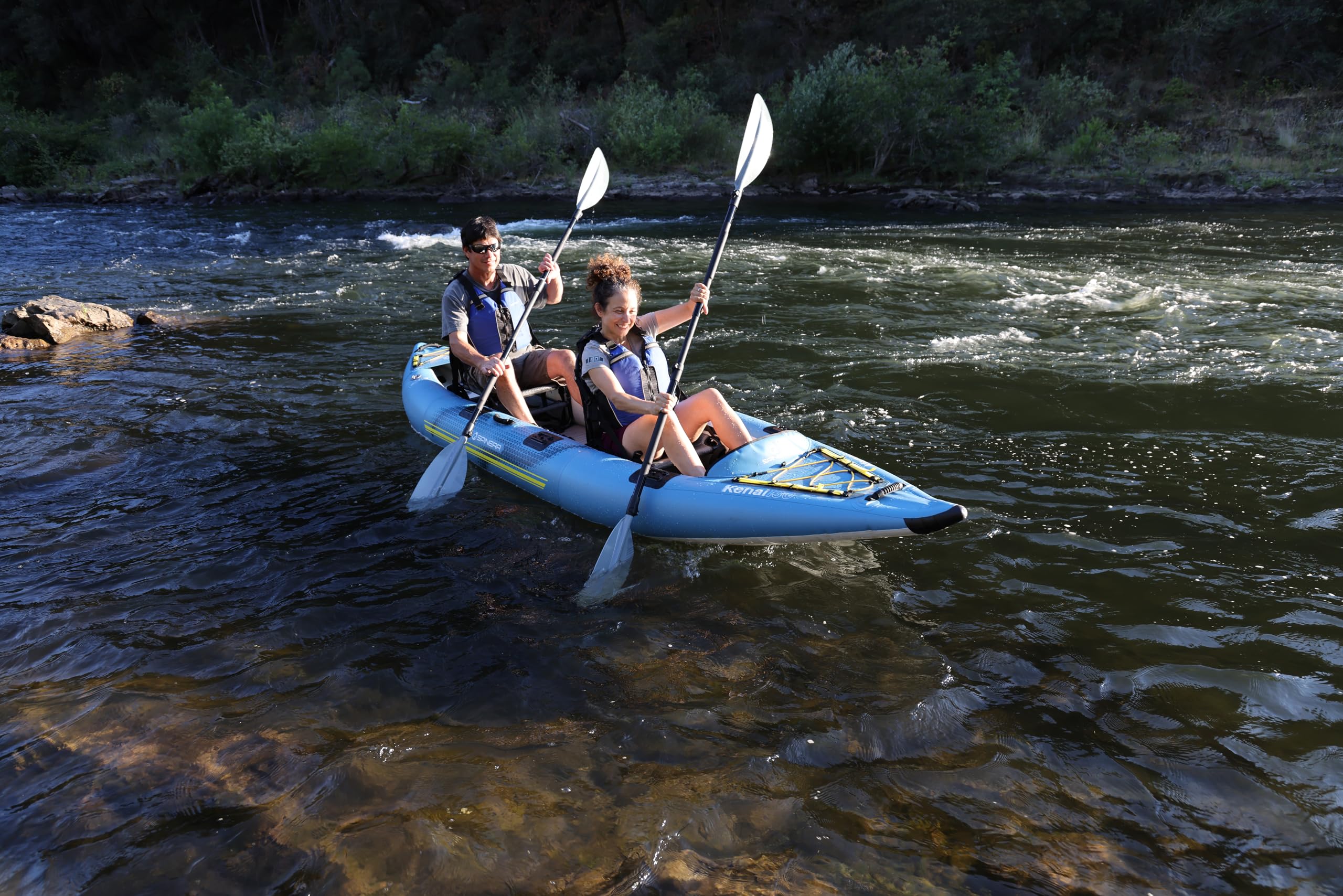 Spinera Kenai 130 – Aufblasbares Kajak 2 Personen | 396x87cm | Angelkajak & Tourenkajak | 1–2 Sitzer mit Frame-Seats | Kajak aufblasbar mit Finne & Rucksack | Allrounder für See - Fluss